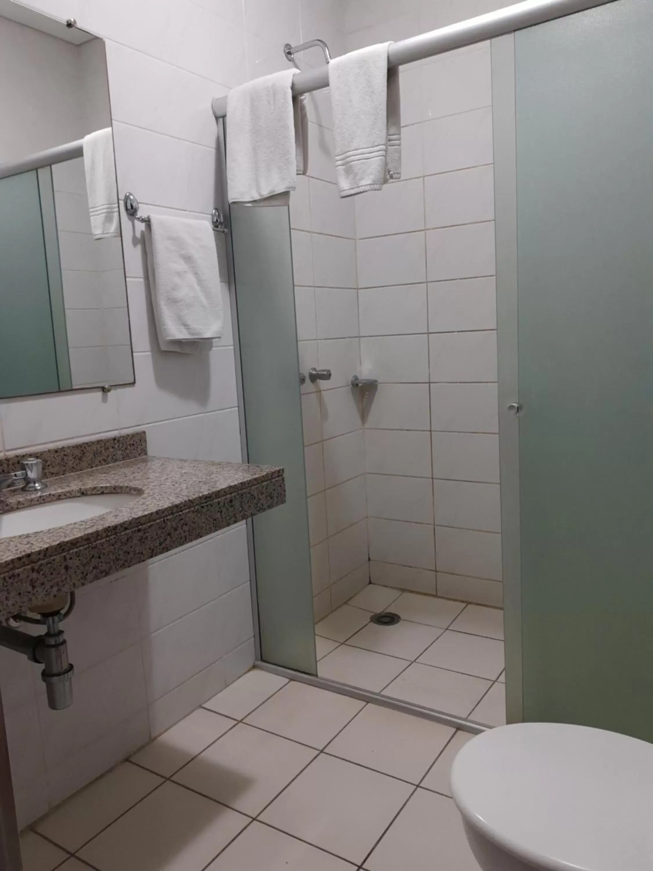 Bathroom in Rede Andrade Guaíra Bathroom in Rede Andrade Guaíra