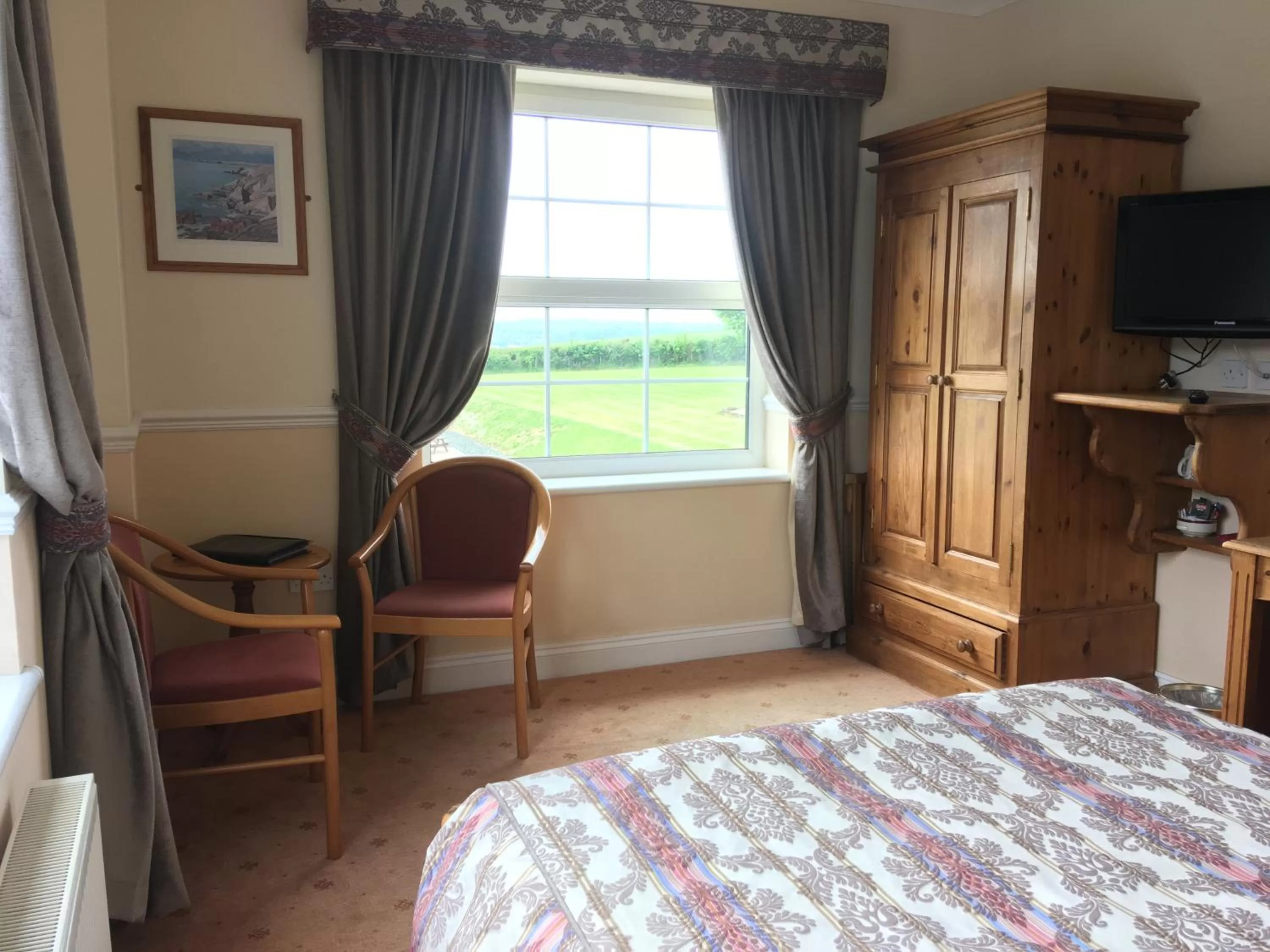 Photo of the whole room, Bed in Beggars Reach Hotel