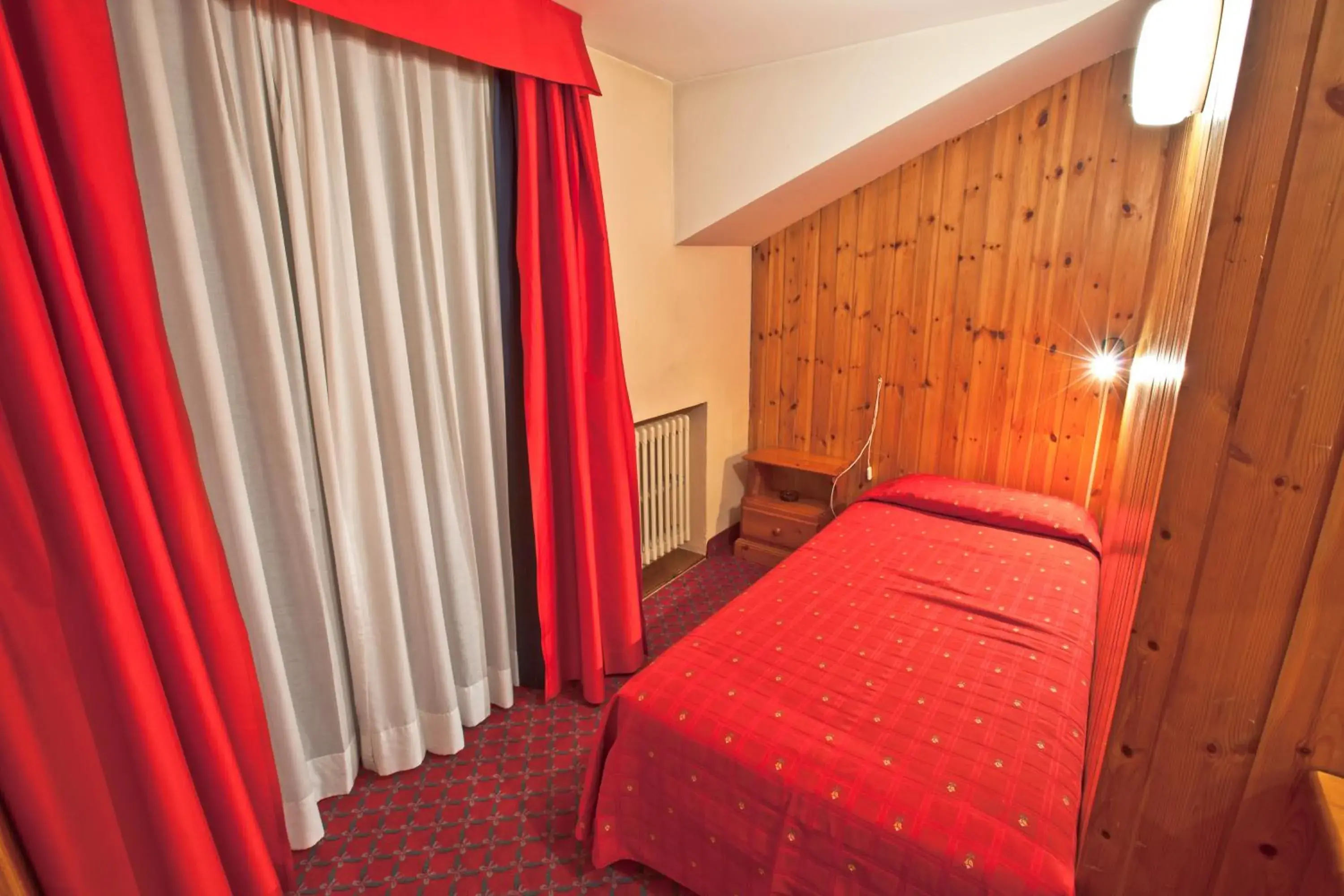 Photo of the whole room, Bed in Hotel Courmayeur