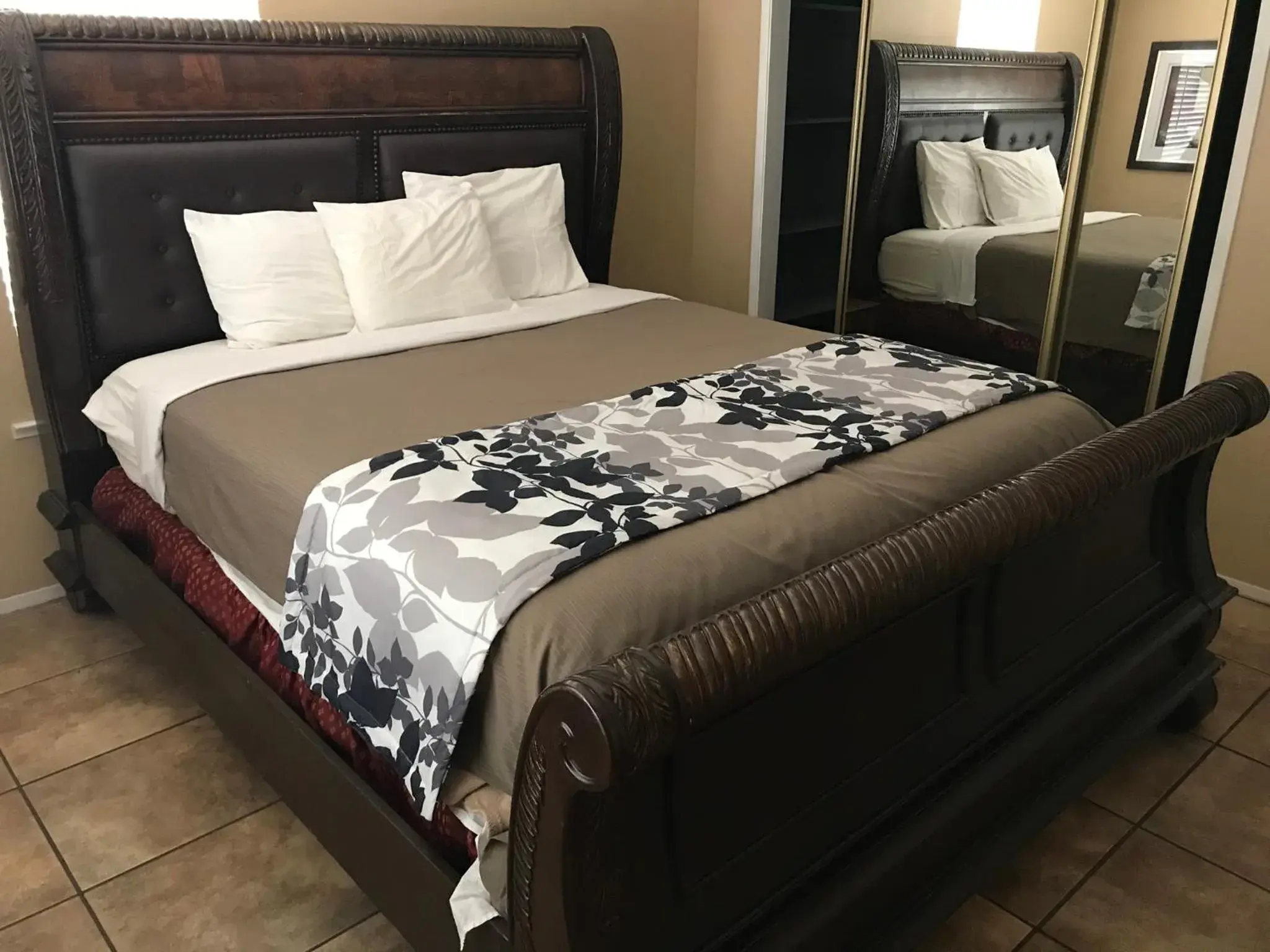 Bed in Mountain Trail Lodge and Vacation Rentals