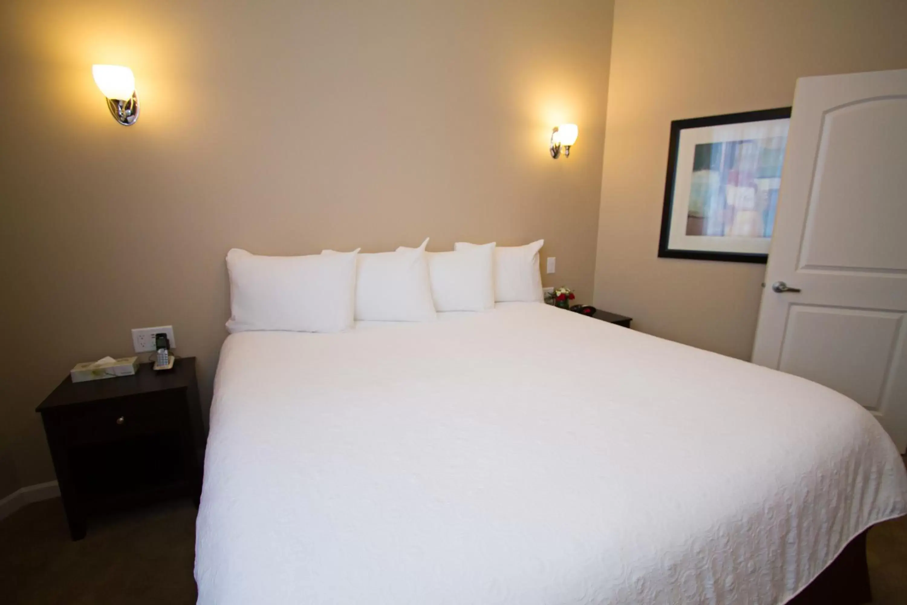 Bed in Glenwood Inn & Suites