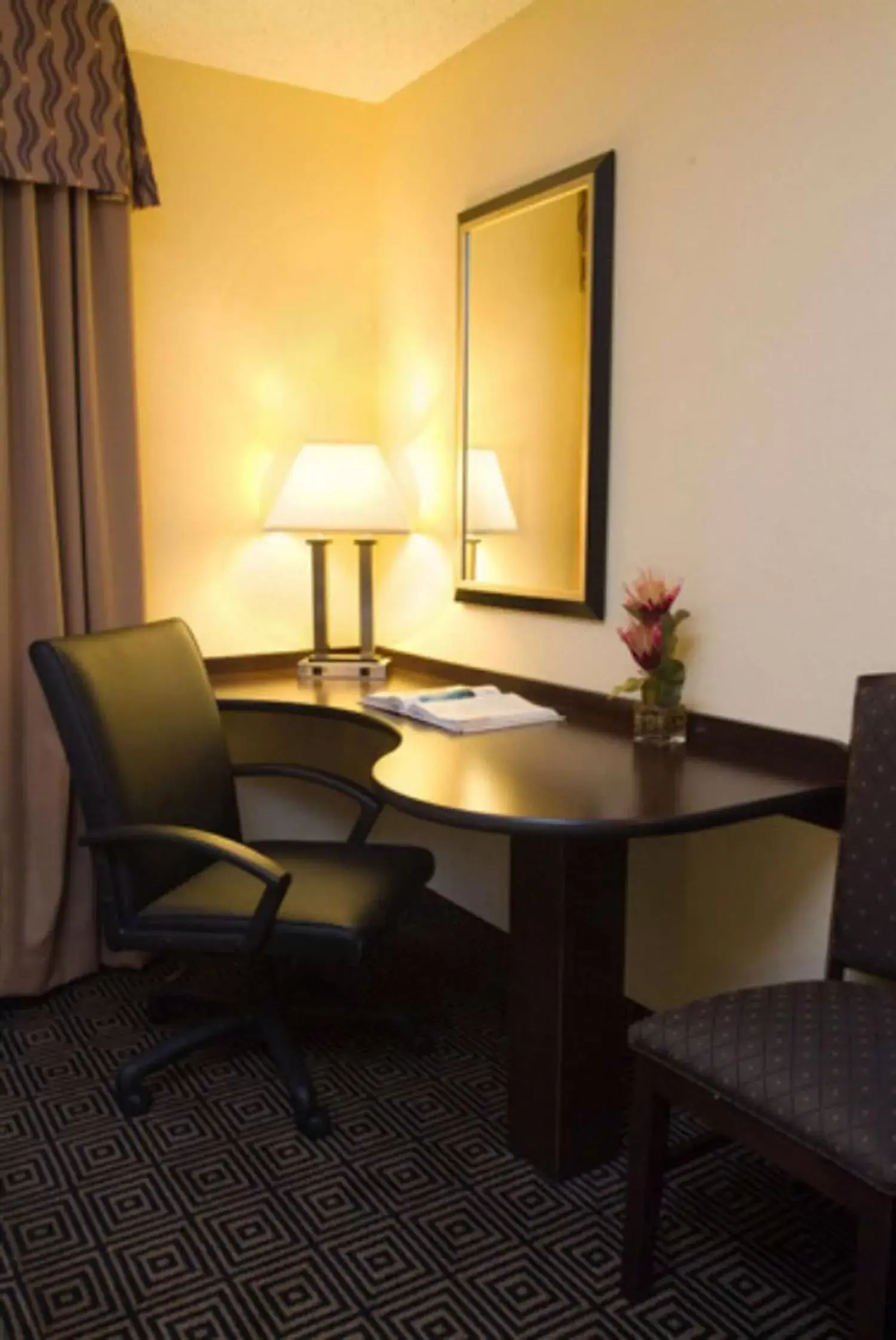 Bedroom, Seating Area in Hampton Inn & Suites Orlando-John Young Parkway/South Park