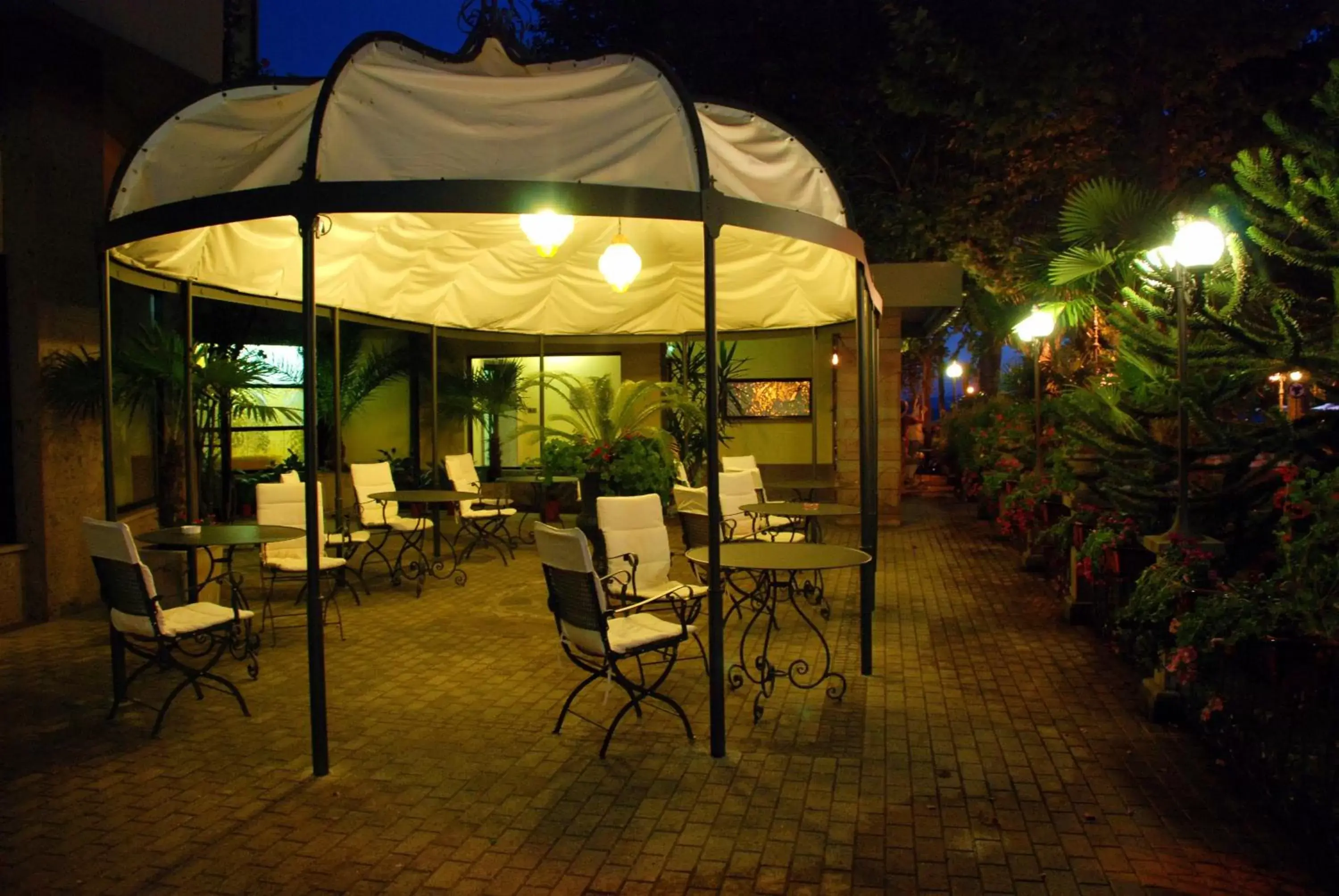 Garden, Restaurant/Places to Eat in Hotel Columbus sul Lago