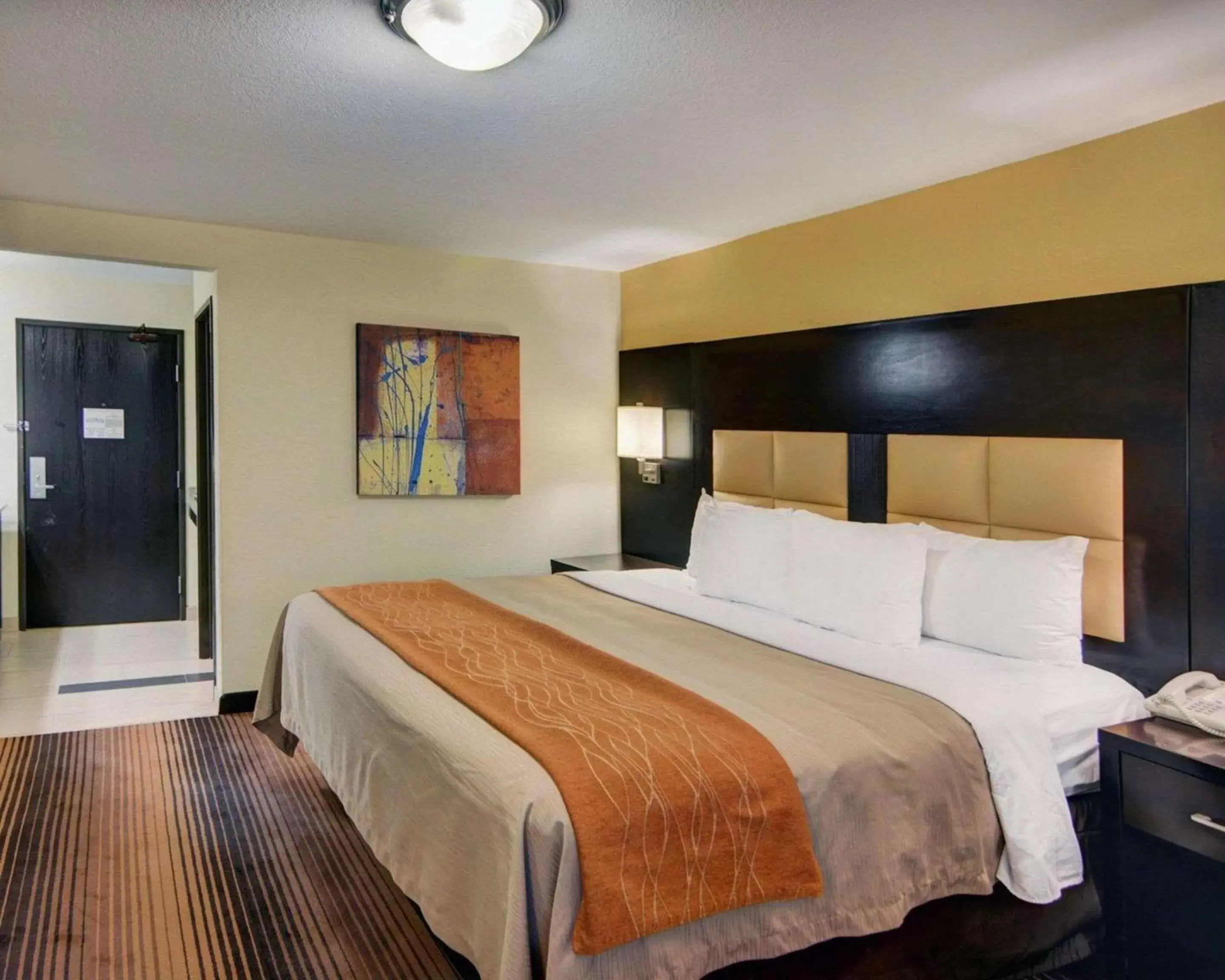 Photo of the whole room, Bed in Comfort Inn Grapevine Near DFW Airport