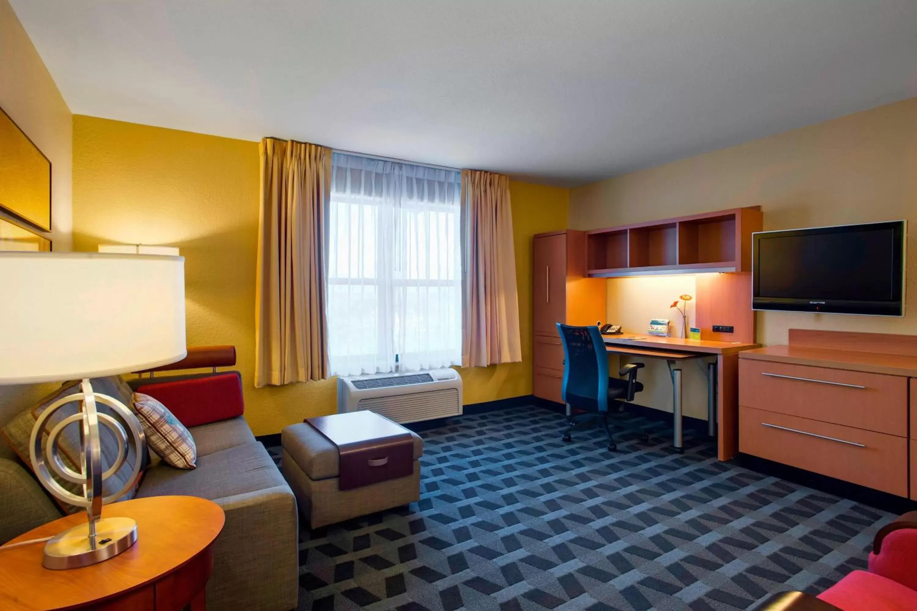 Bedroom, TV/Entertainment Center in TownePlace Suites by Marriott Kansas City Overland Park