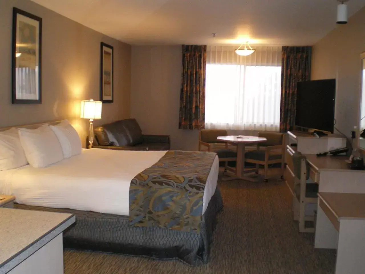 Bed in Shilo Inn Suites Hotel - Nampa Suites