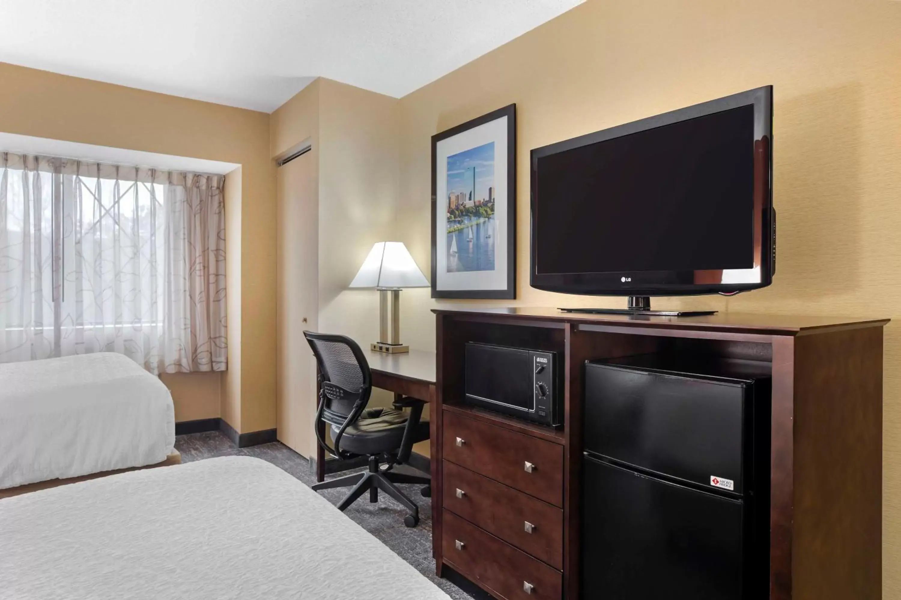 Photo of the whole room, TV/Entertainment Center in Best Western Plus The Inn at Sharon/Foxboro