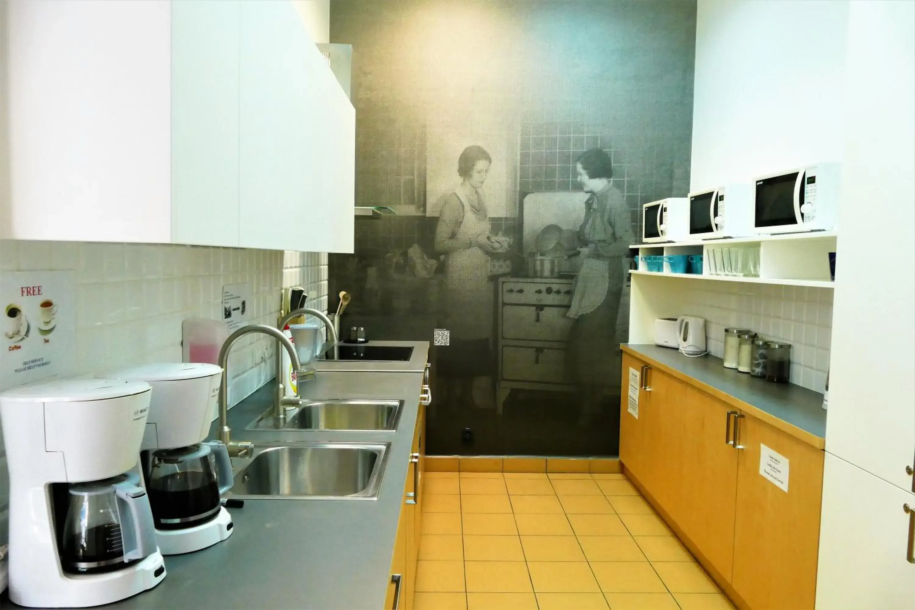 Coffee/tea facilities, Kitchen/Kitchenette in Warsaw Hostel Centrum