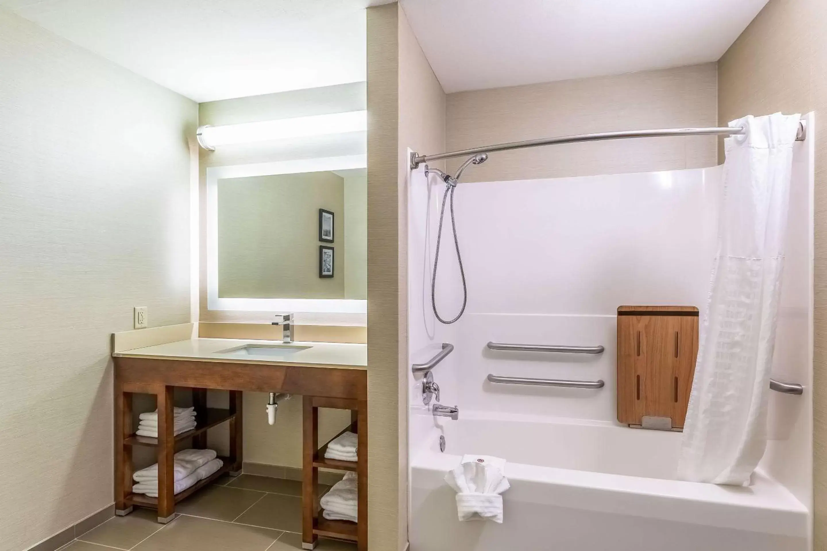Bathroom in Comfort Suites Escanaba