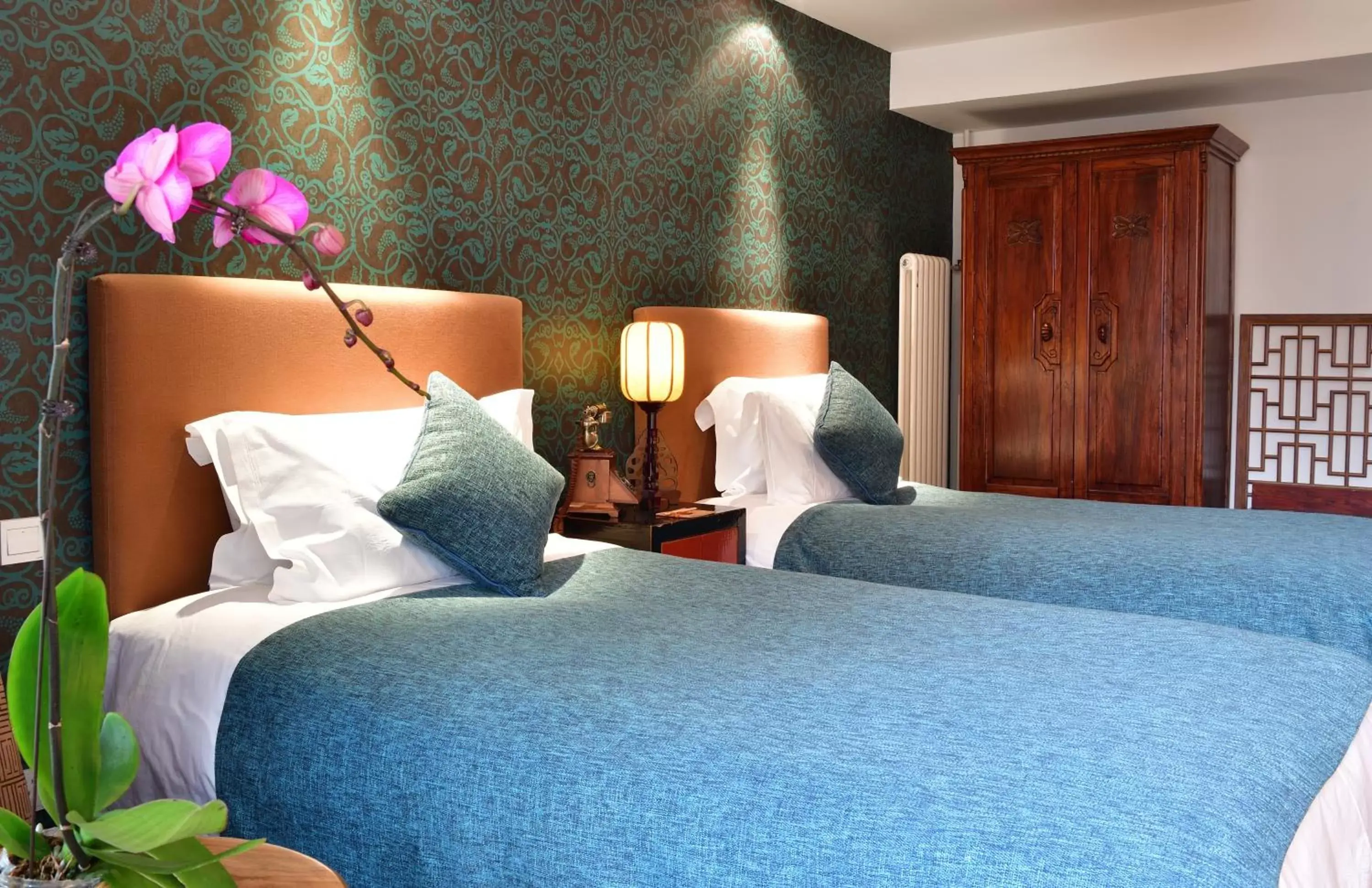 Decorative detail, Bed in Jingshan Garden Hotel