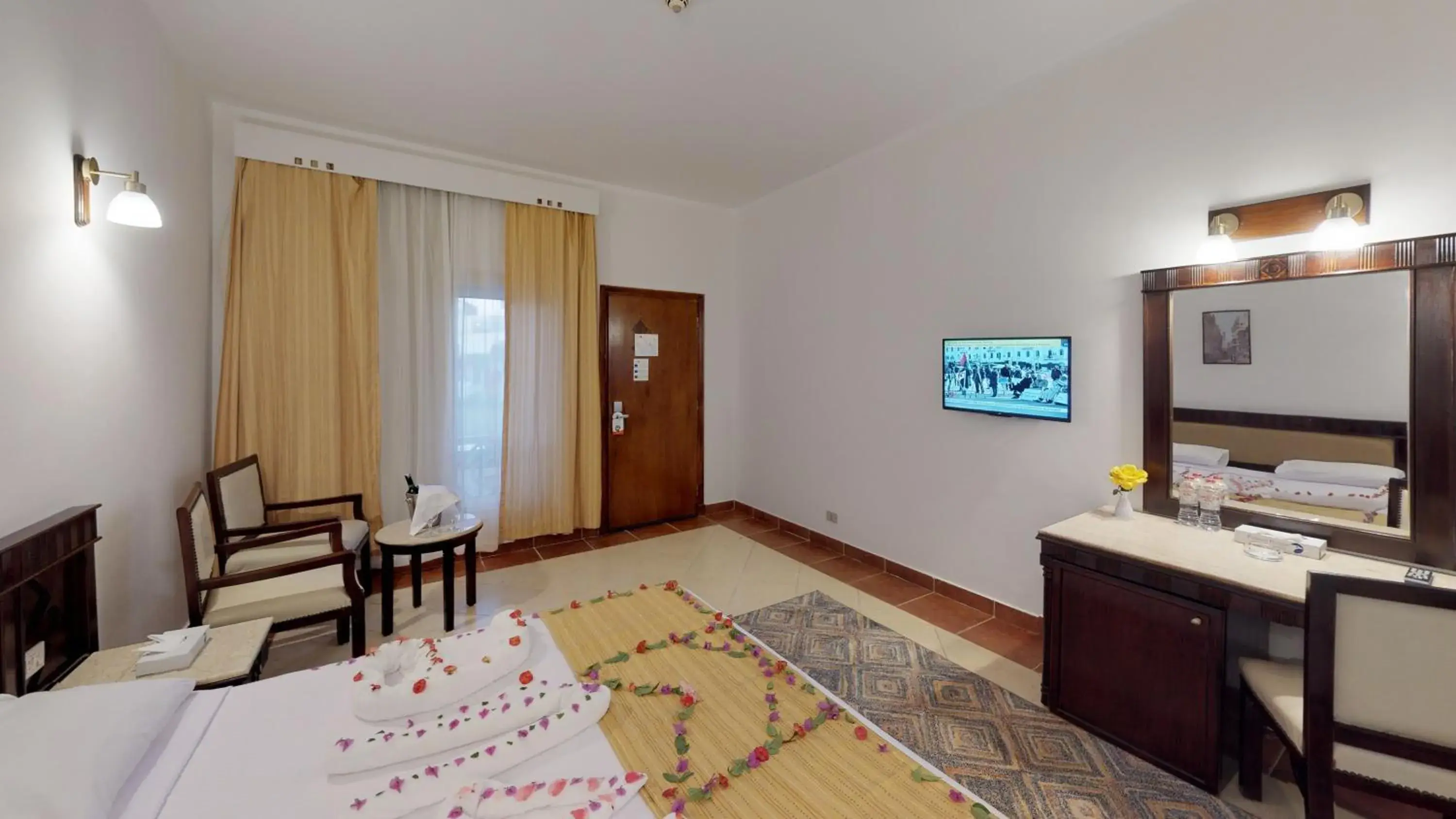 Bedroom, TV/Entertainment Center in Falcon Naama Star Hotel