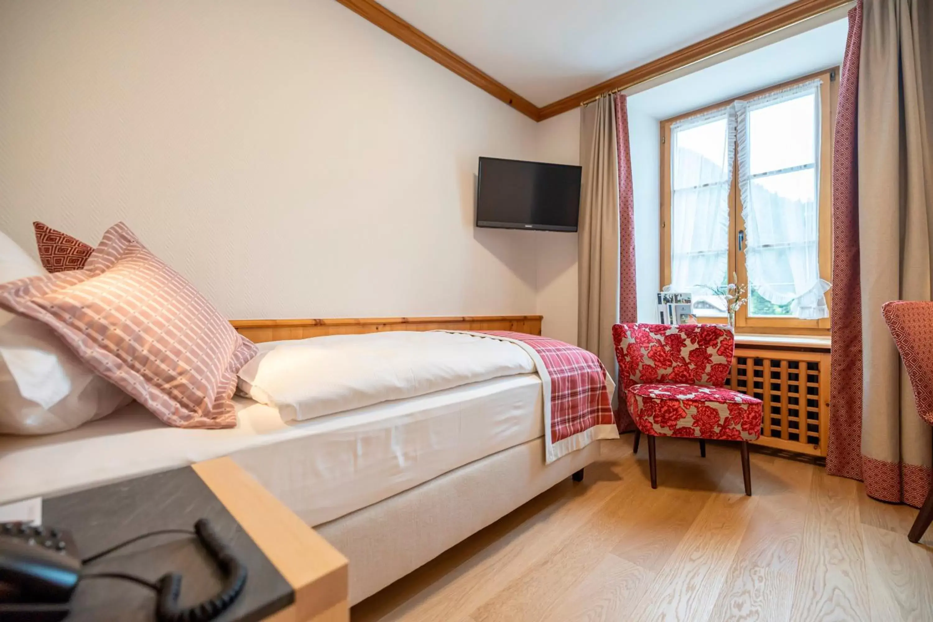 Standard Single Room with parquet floor in Hotel Steinbock Pontresina