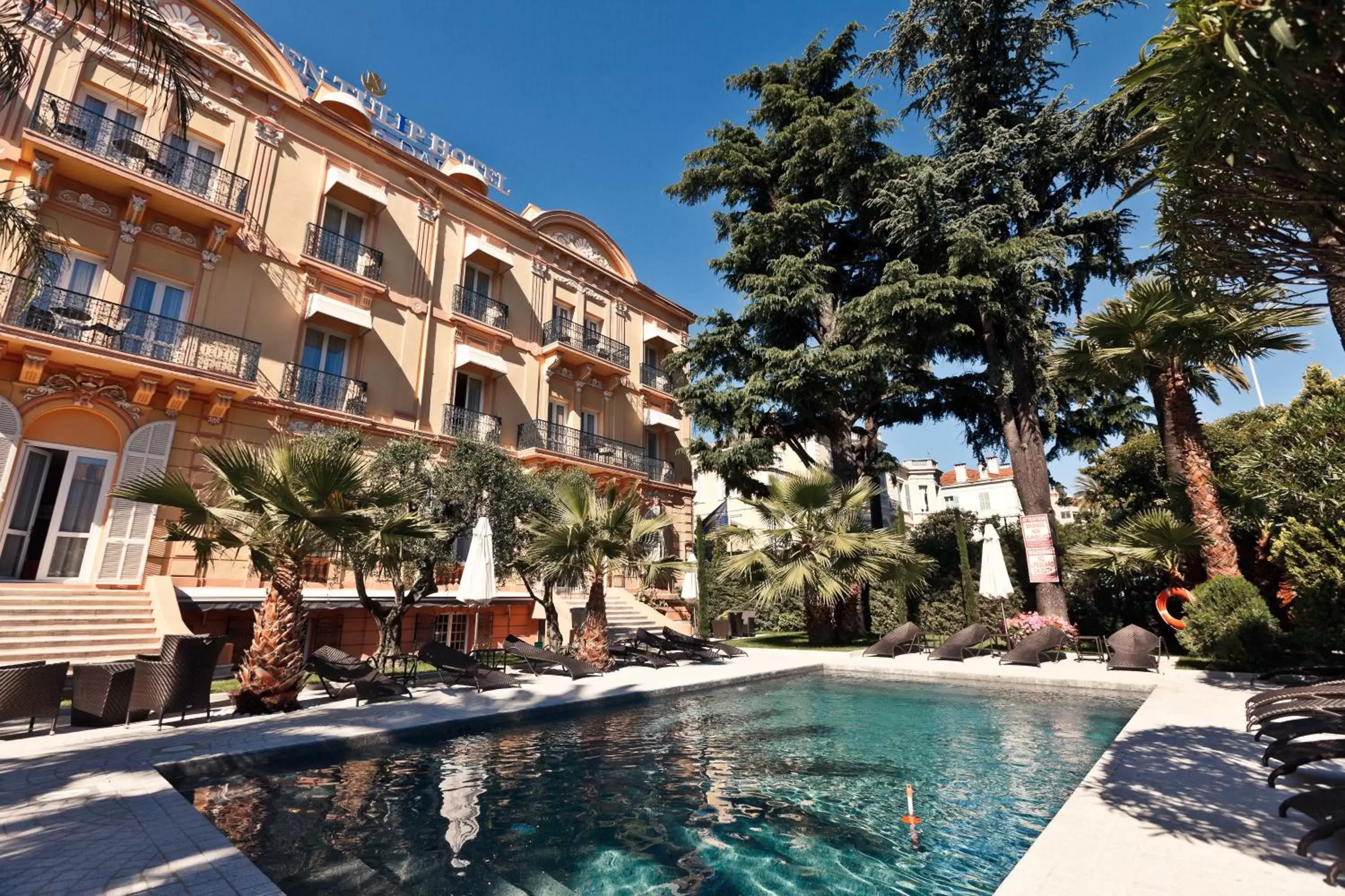 Property building, Swimming Pool in GOLDEN TULIP CANNES HOTEL de PARIS