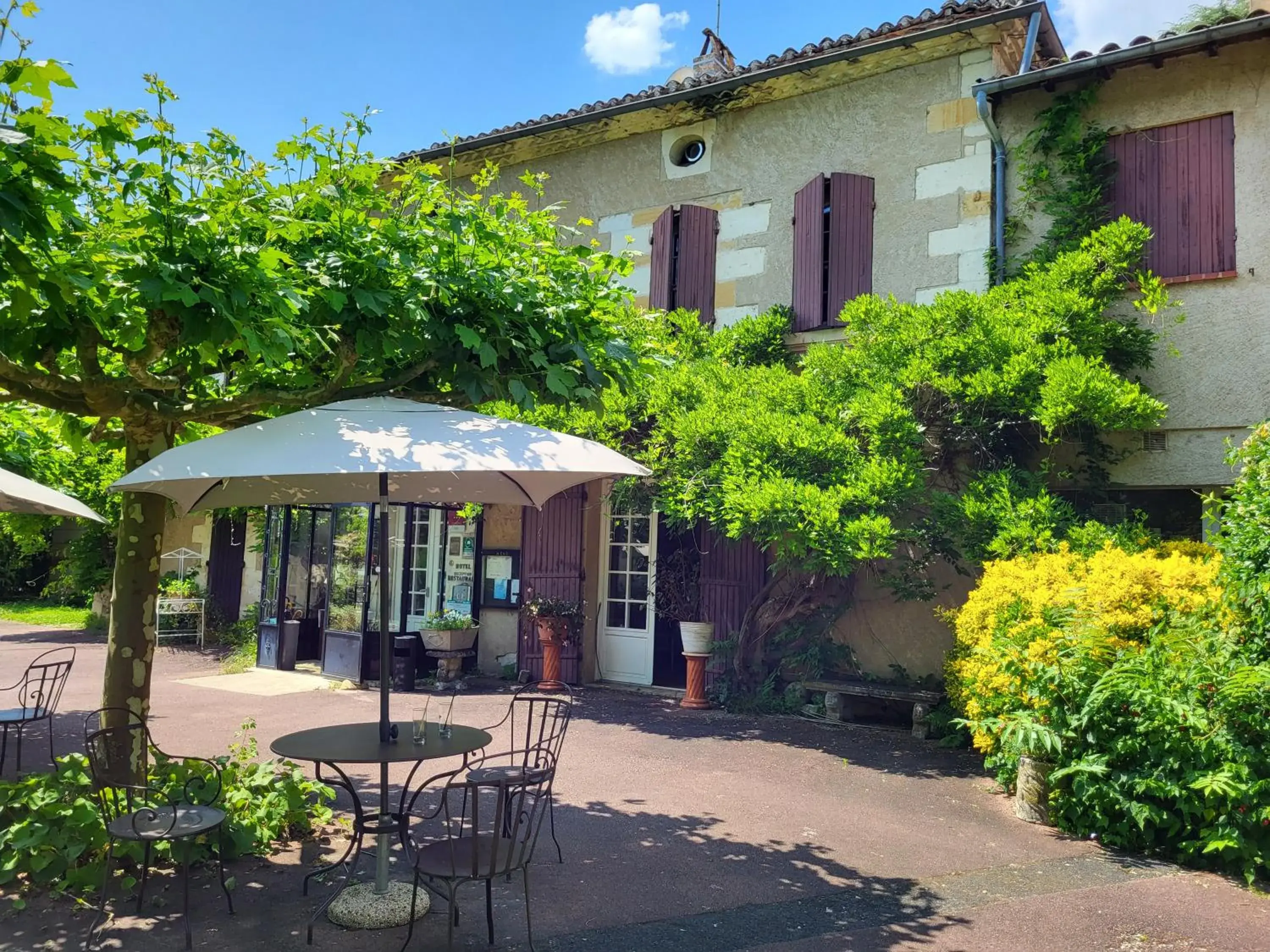 Property Building in Hôtel La Flambée