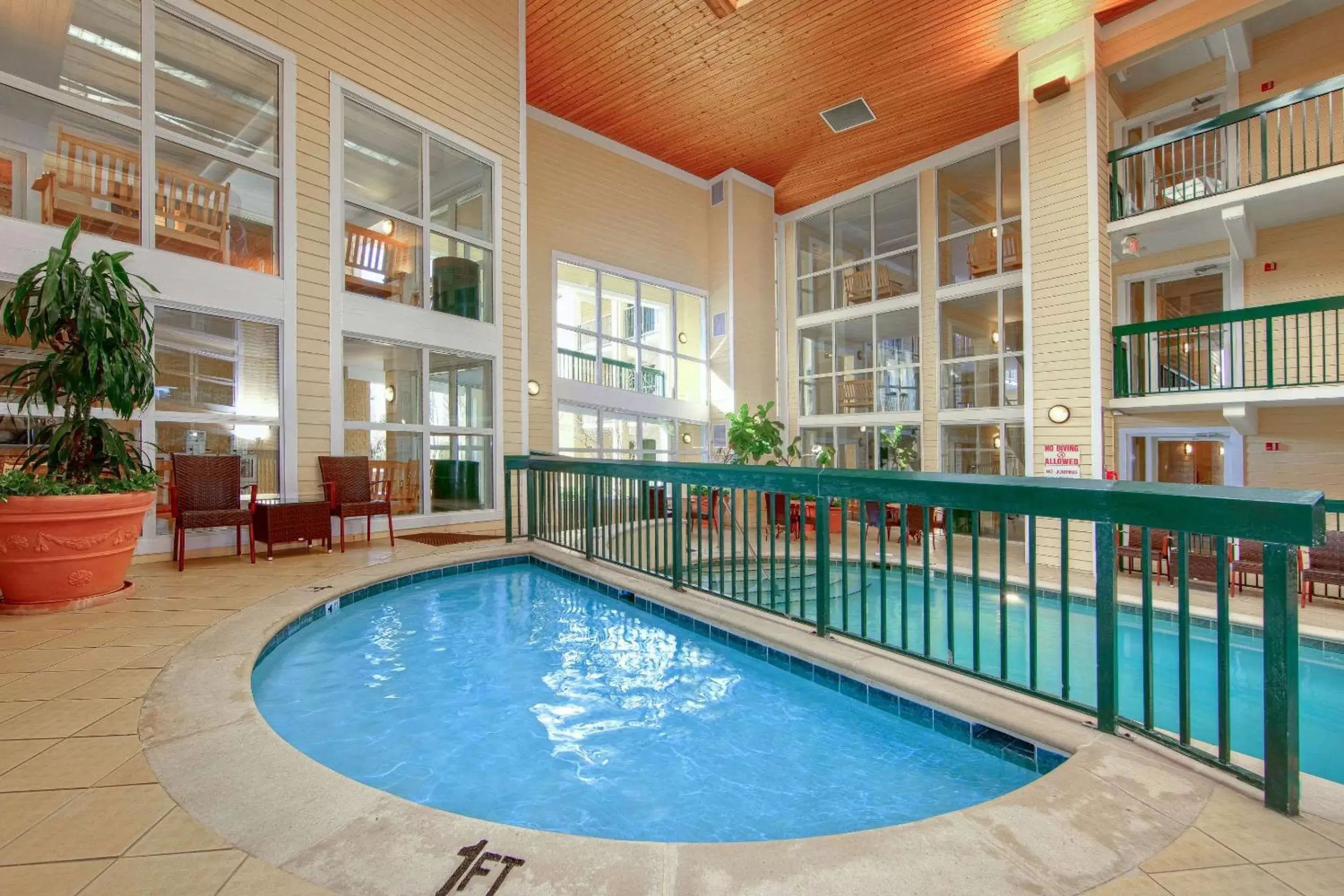 Activities, Swimming Pool in Econo Lodge Pigeon Forge Riverside