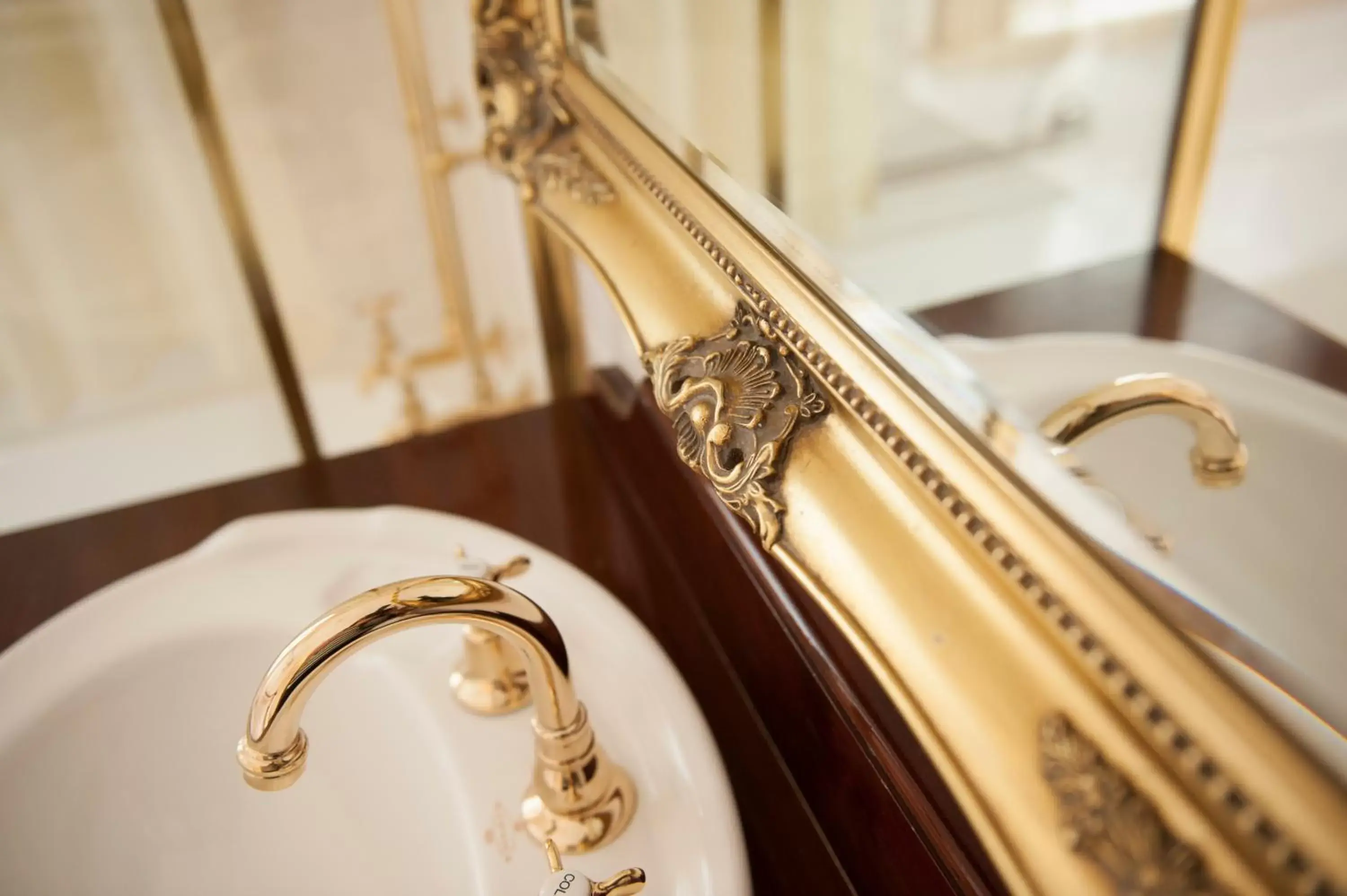 Bathroom in Cobb & Co Court Boutique Hotel