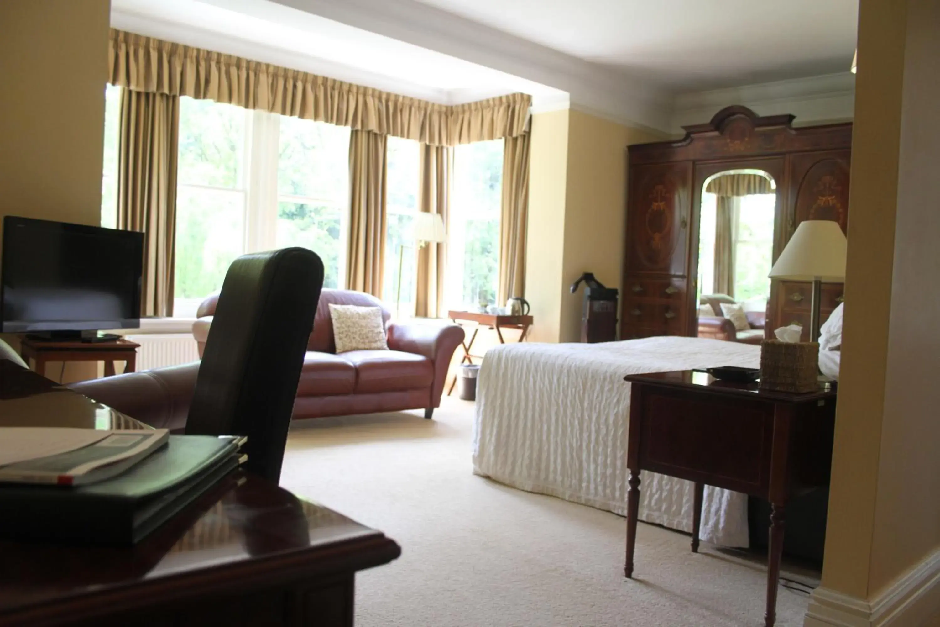 Coffee/tea facilities, TV/Entertainment Center in The Dower House Hotel