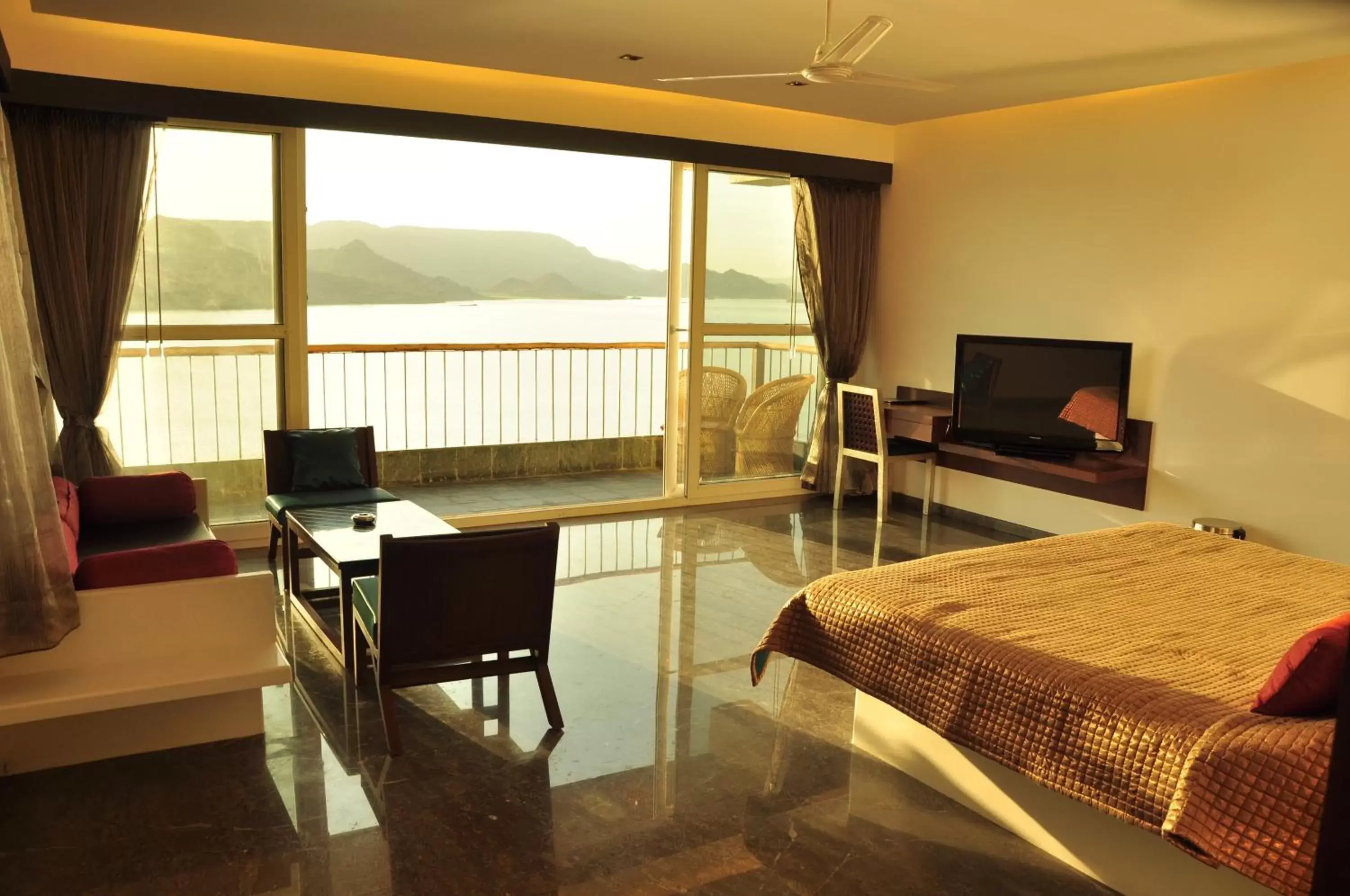 Balcony/Terrace, TV/Entertainment Center in Jaisamand Island Resort