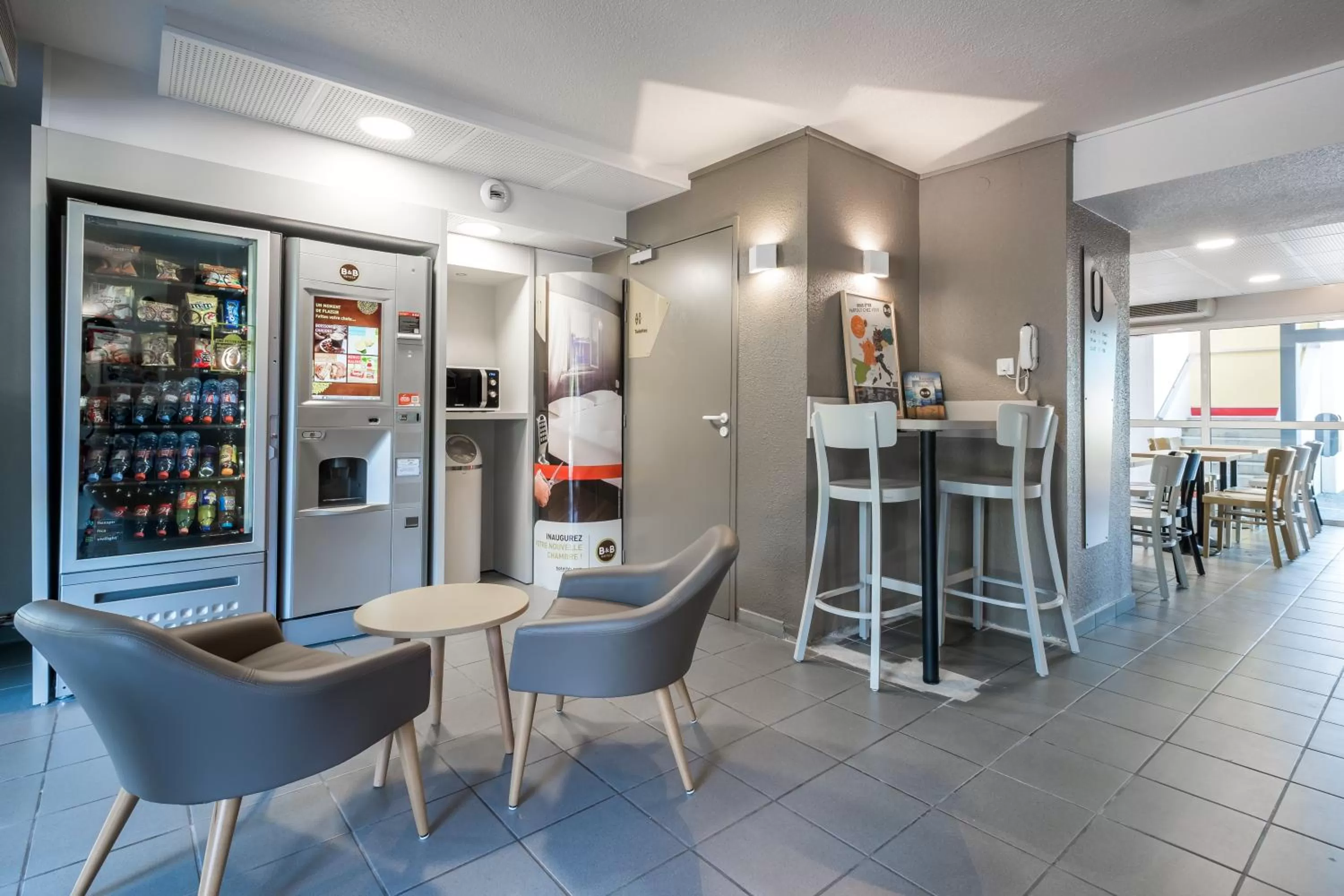 Lobby or reception in B&B HOTEL Valence Nord