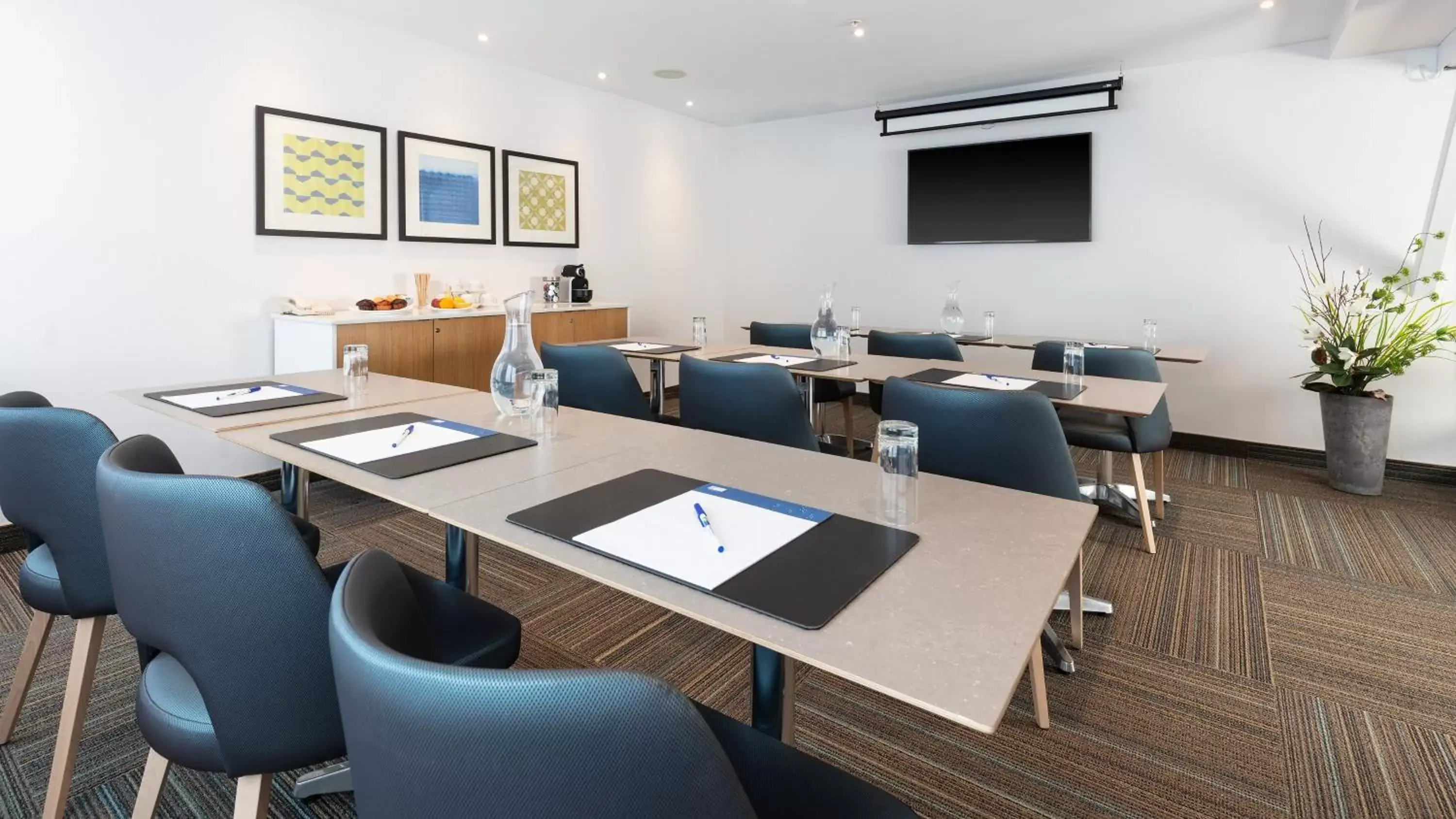 Meeting/conference room in Holiday Inn Express Quebec City-Sainte Foy, an IHG Hotel