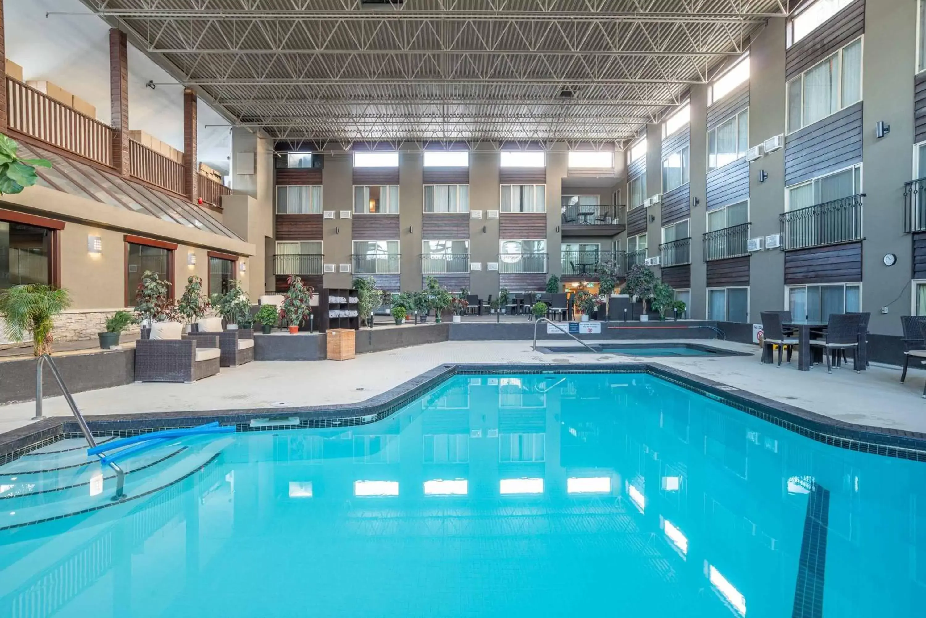 Swimming pool in Sandman Hotel Edmonton West