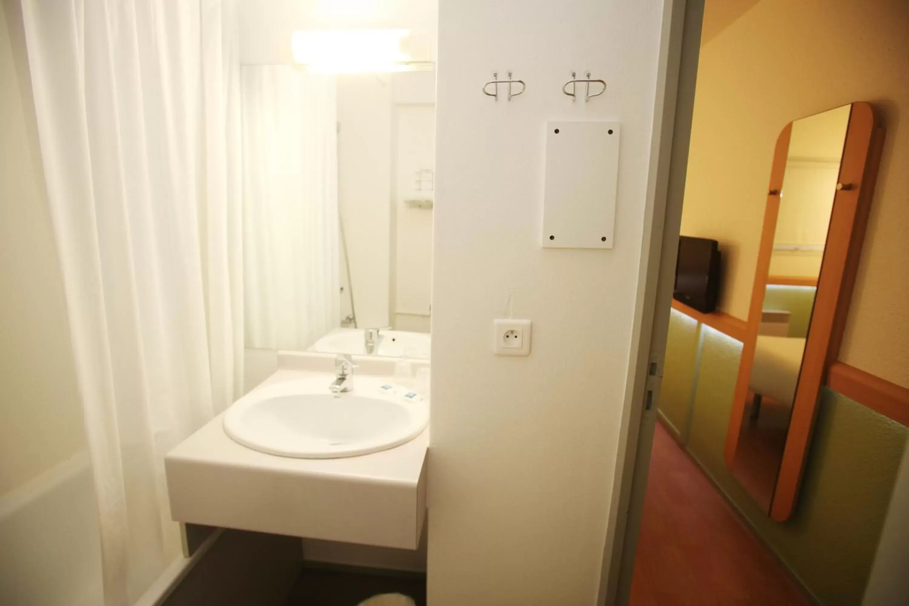 Bathroom in ibis budget Nantes Sainte Luce