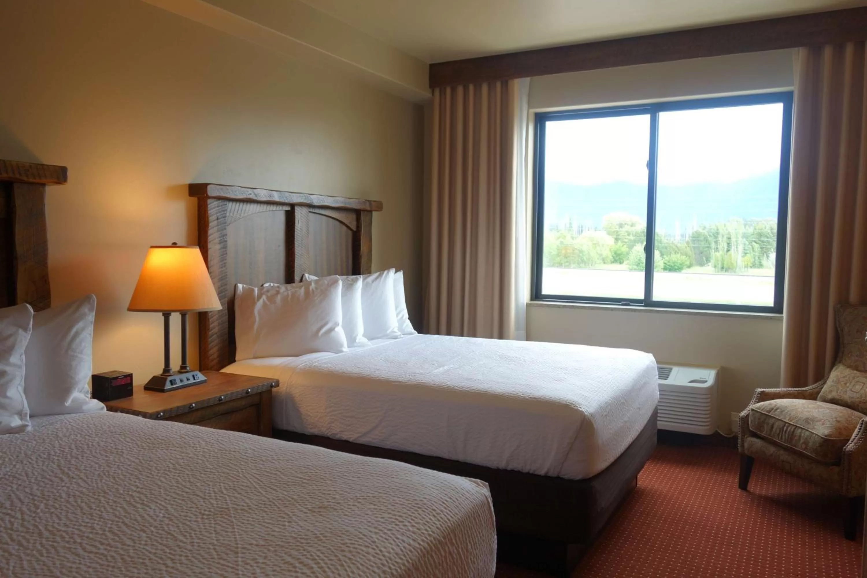 Photo of the whole room, Bed in Glacier International Lodge