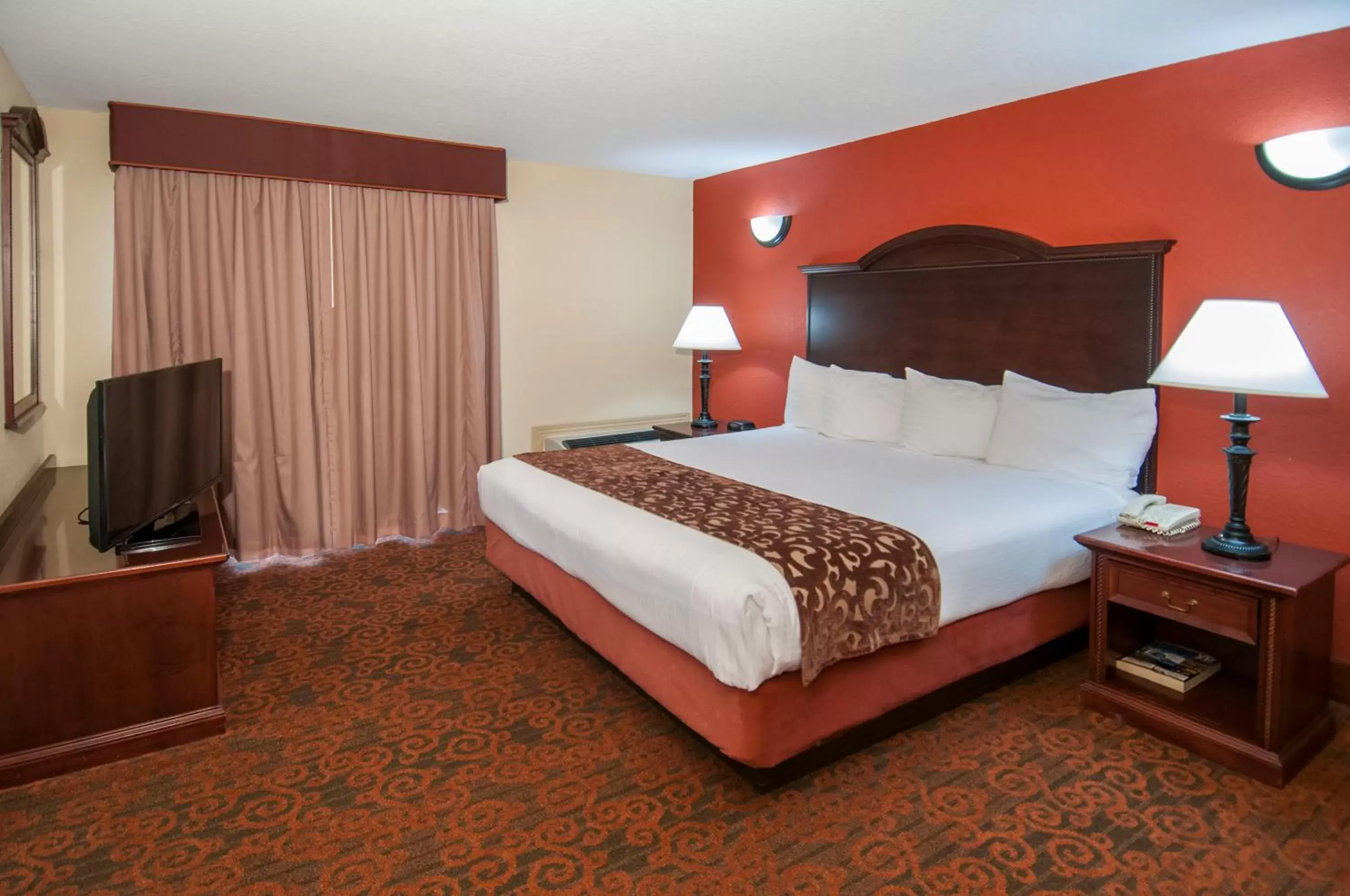 Bedroom, Bed in Governors Suites Hotel Oklahoma City Airport Area