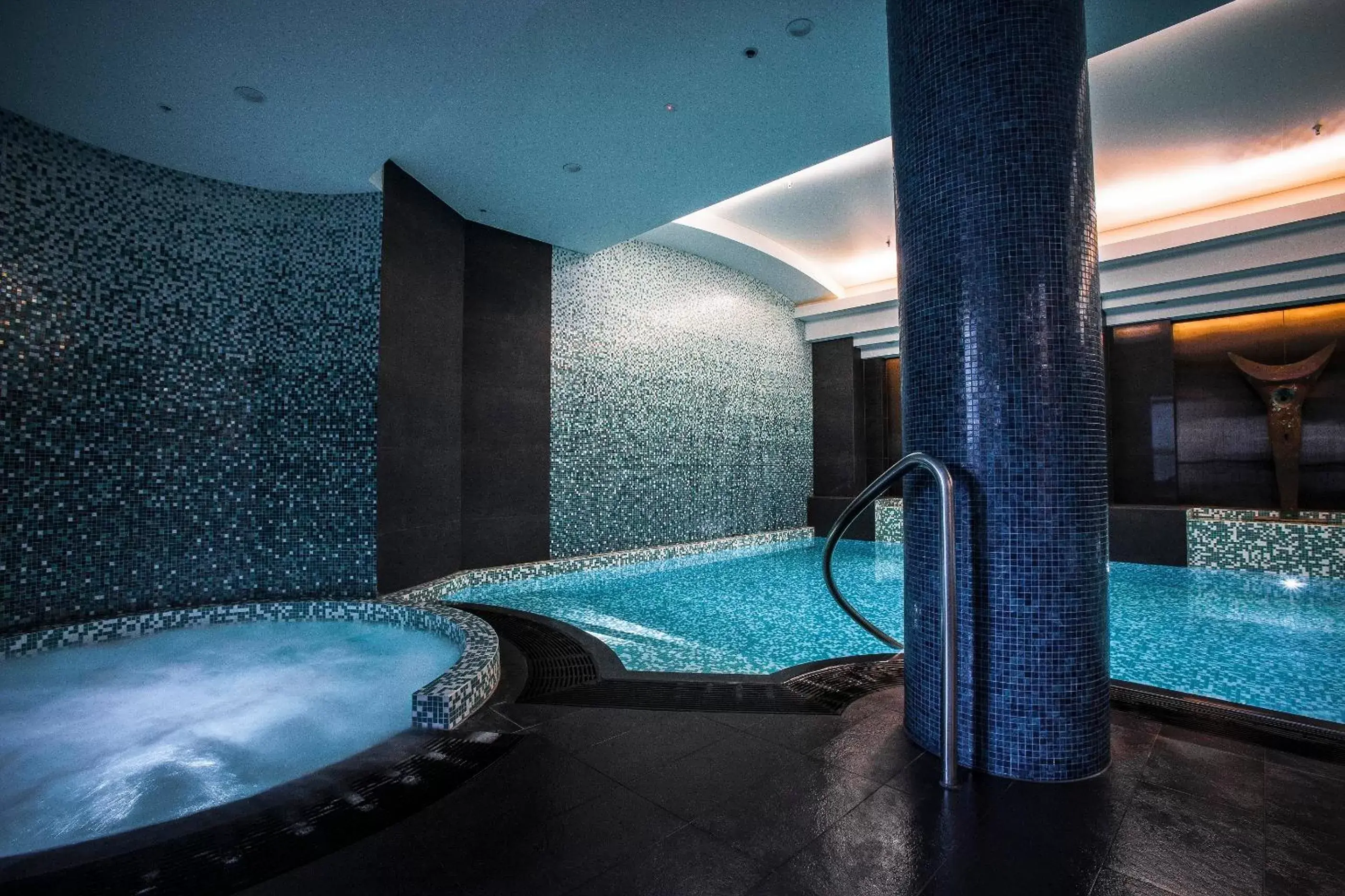 Hot Tub, Swimming Pool in Quay West Suites Melbourne