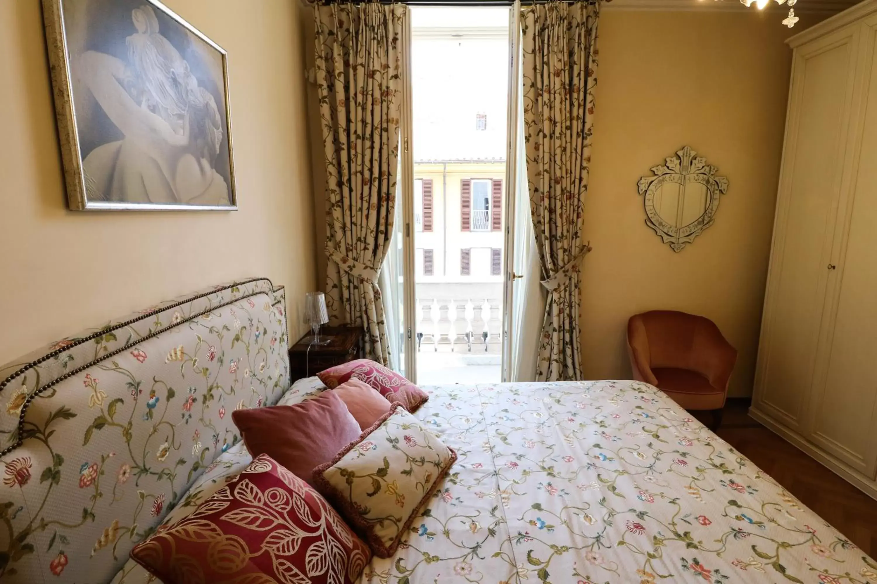 Bedroom in Rome Kings Suite
