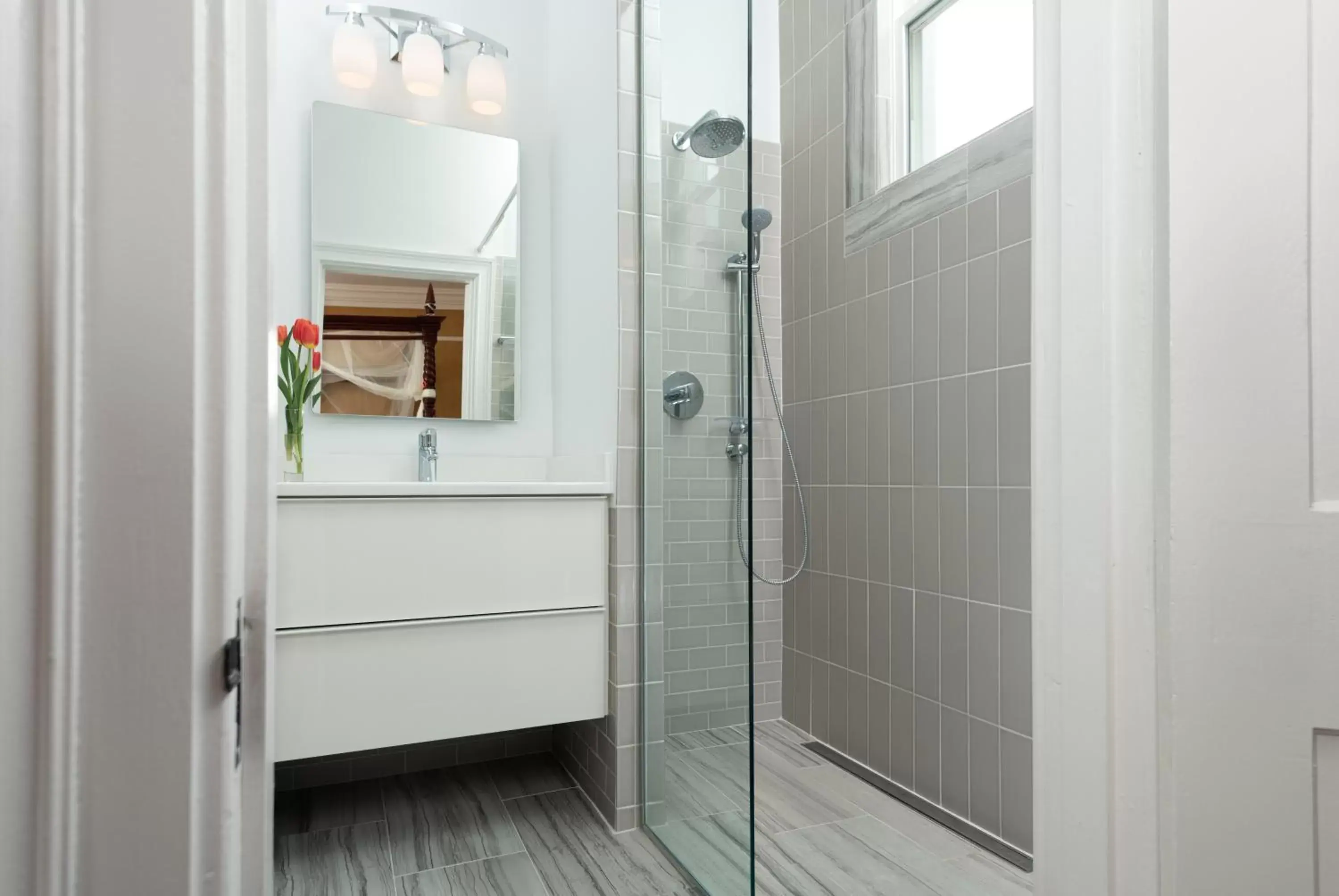 Shower, Bathroom in South Court Inn