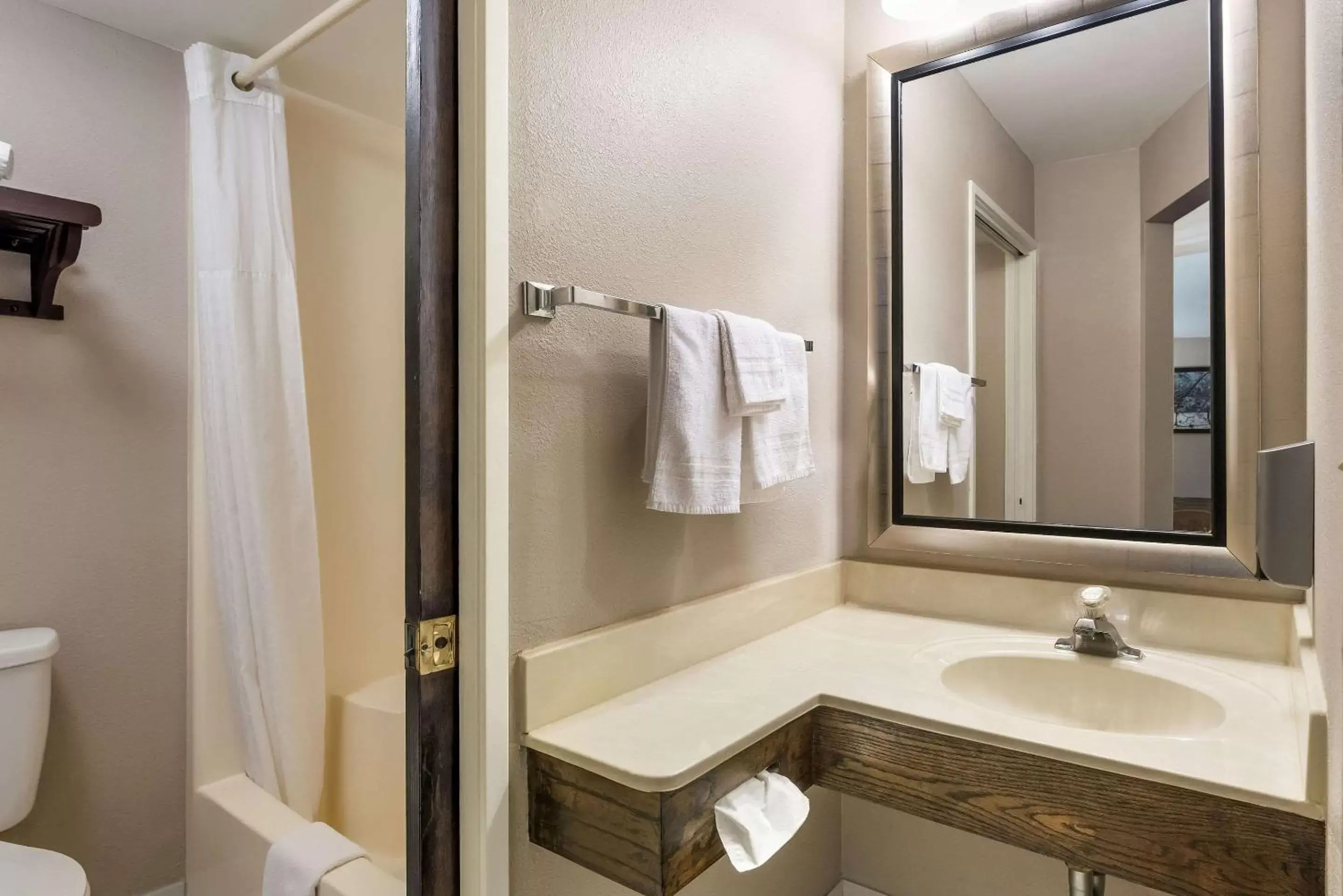 Bedroom, Bathroom in Rodeway Inn