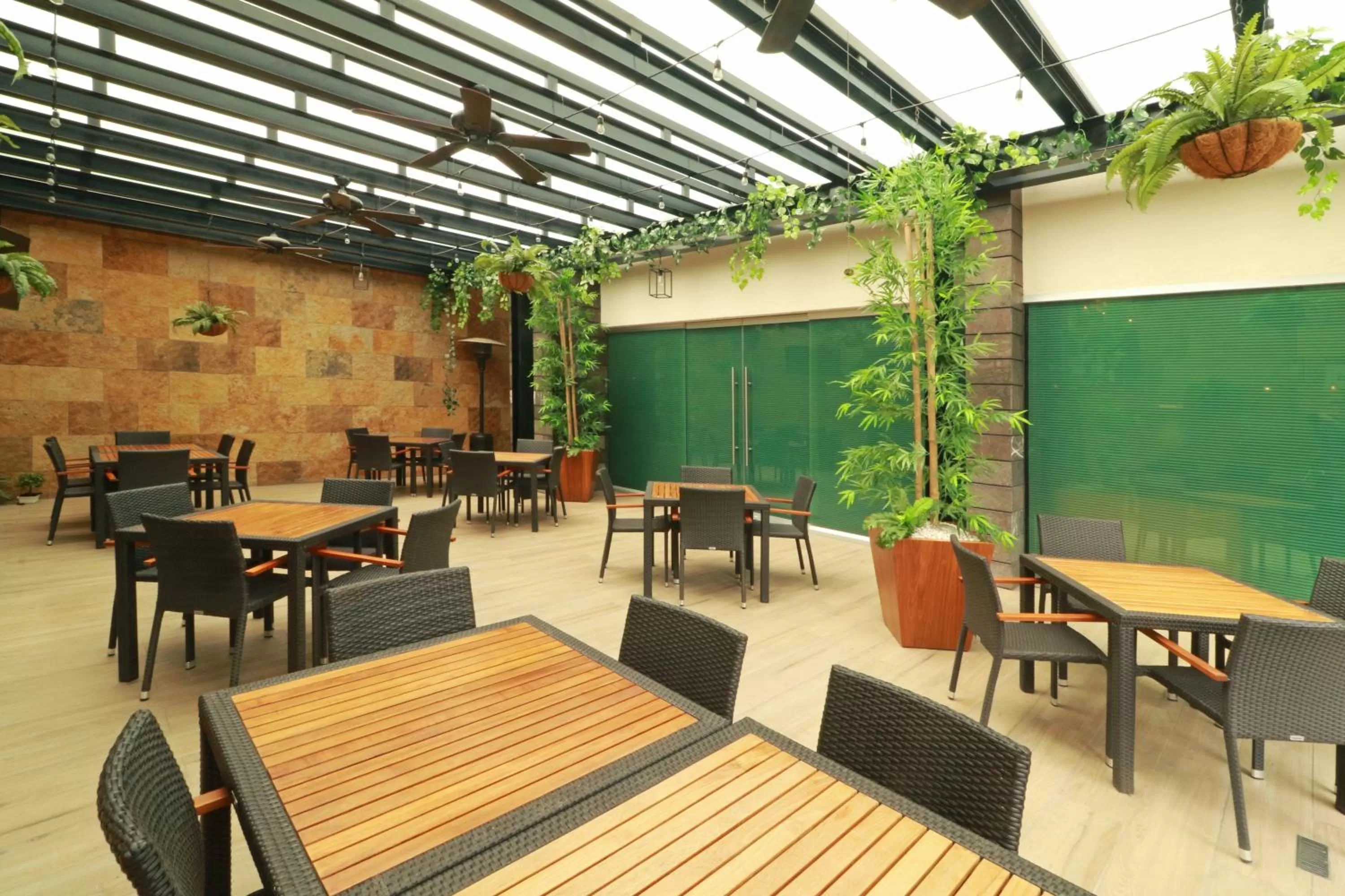 Lounge or bar in Holiday Inn & Suites Plaza Mayor by IHG