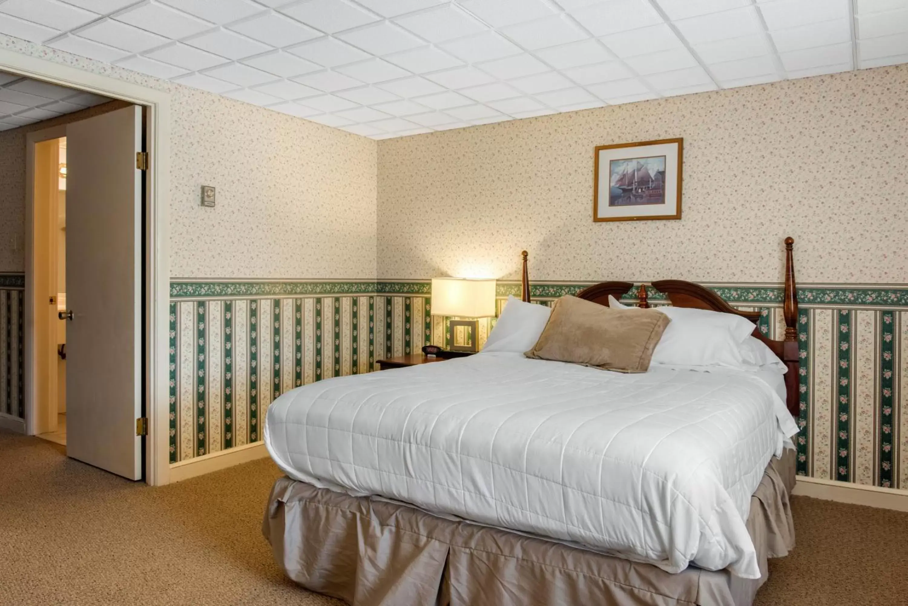 Photo of the whole room, Bed in Coachman Inn