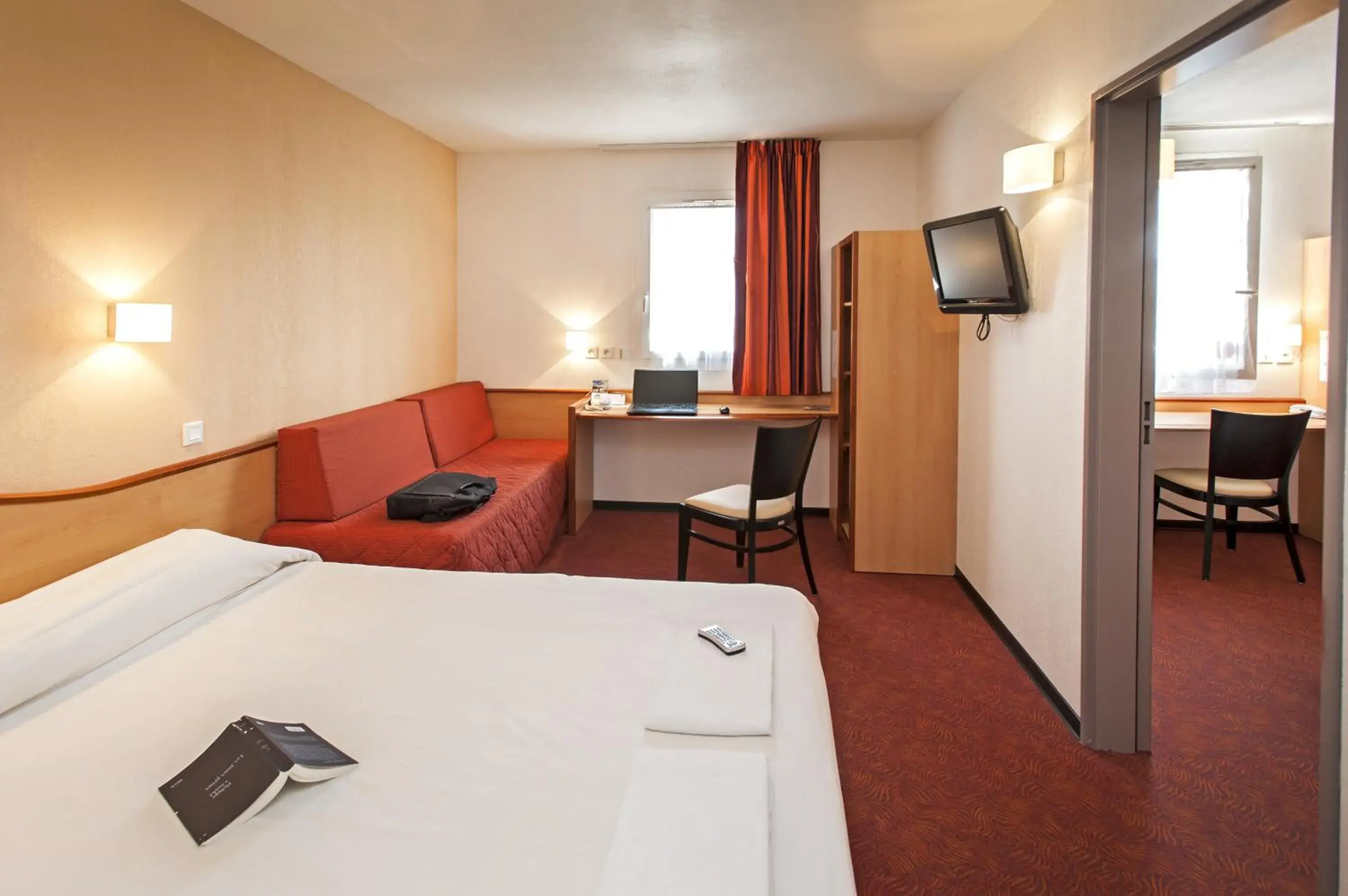 Bed in Brit Hotel Confort Montauban