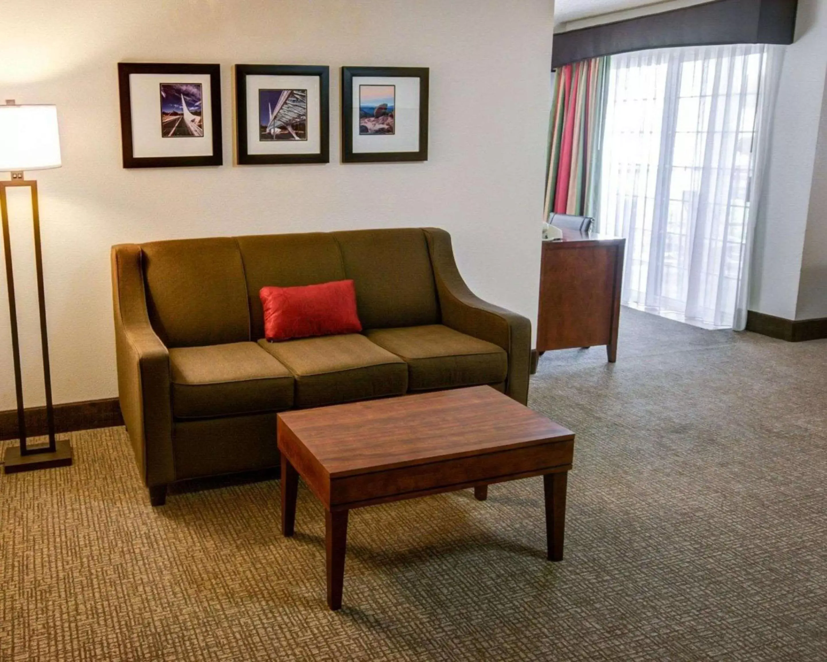 Photo of the whole room, Seating Area in Comfort Inn Redding
