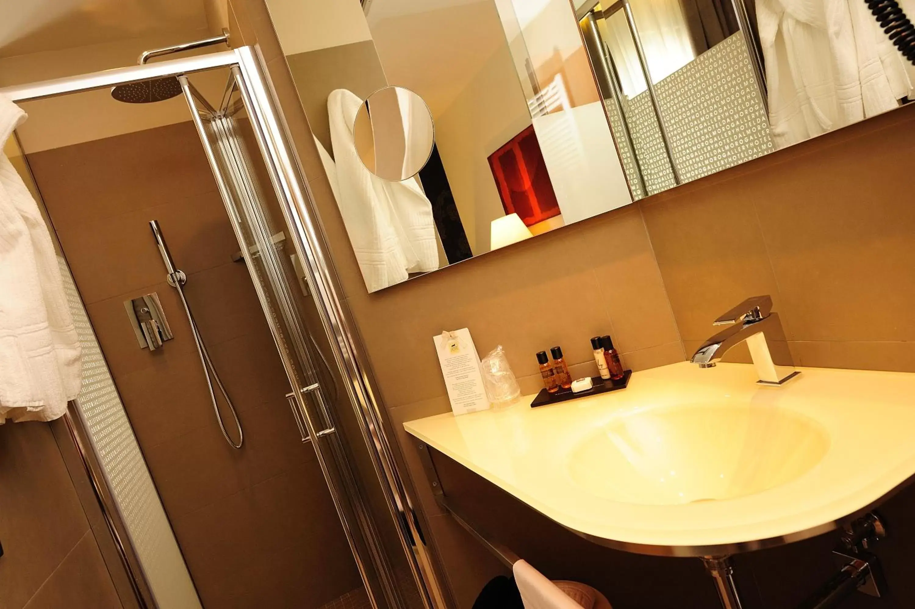 Bathroom in Dal Moro Gallery Hotel Bathroom in Dal Moro Gallery Hotel