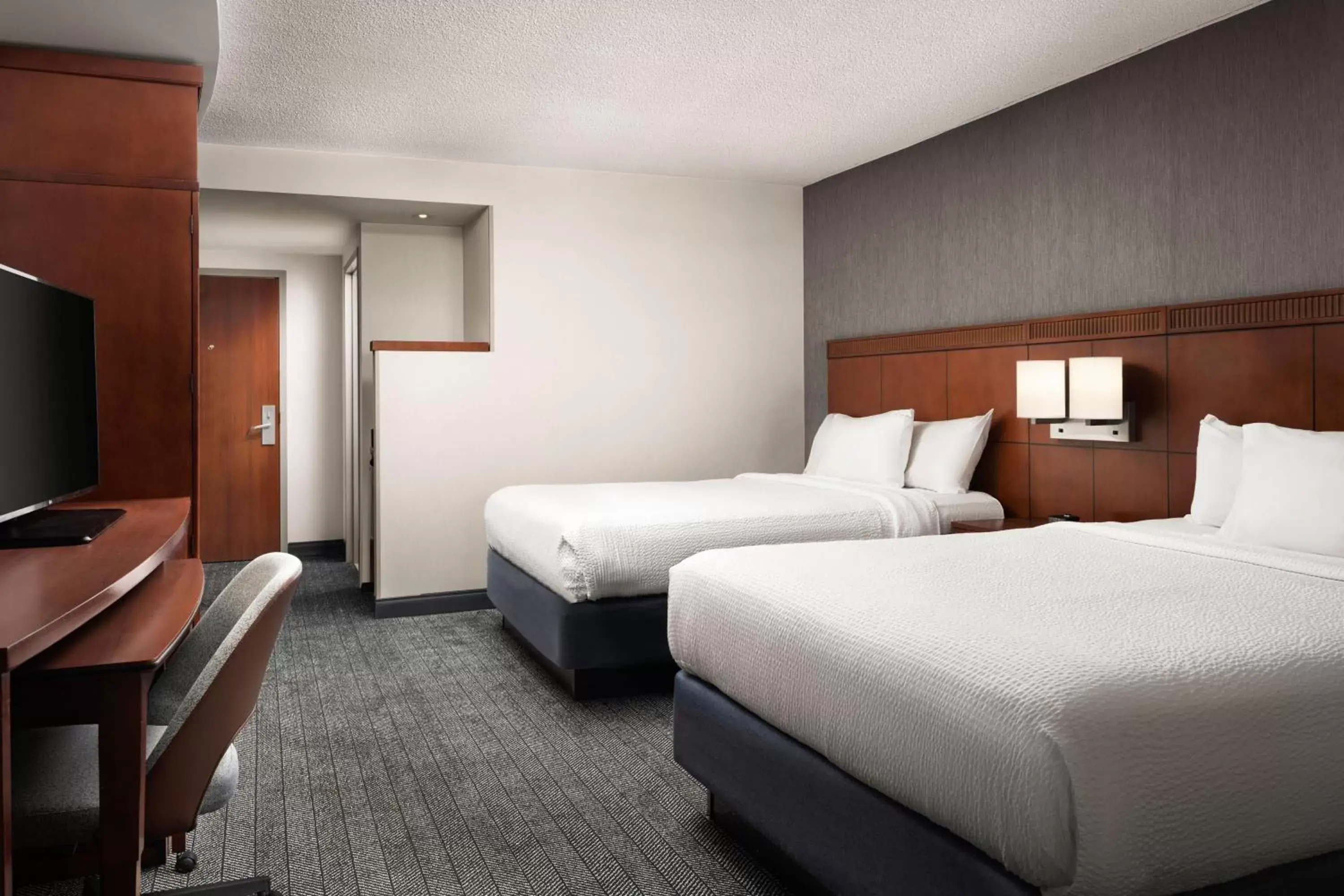 Photo of the whole room, Bed in Courtyard by Marriott Washington Capitol Hill/Navy Yard