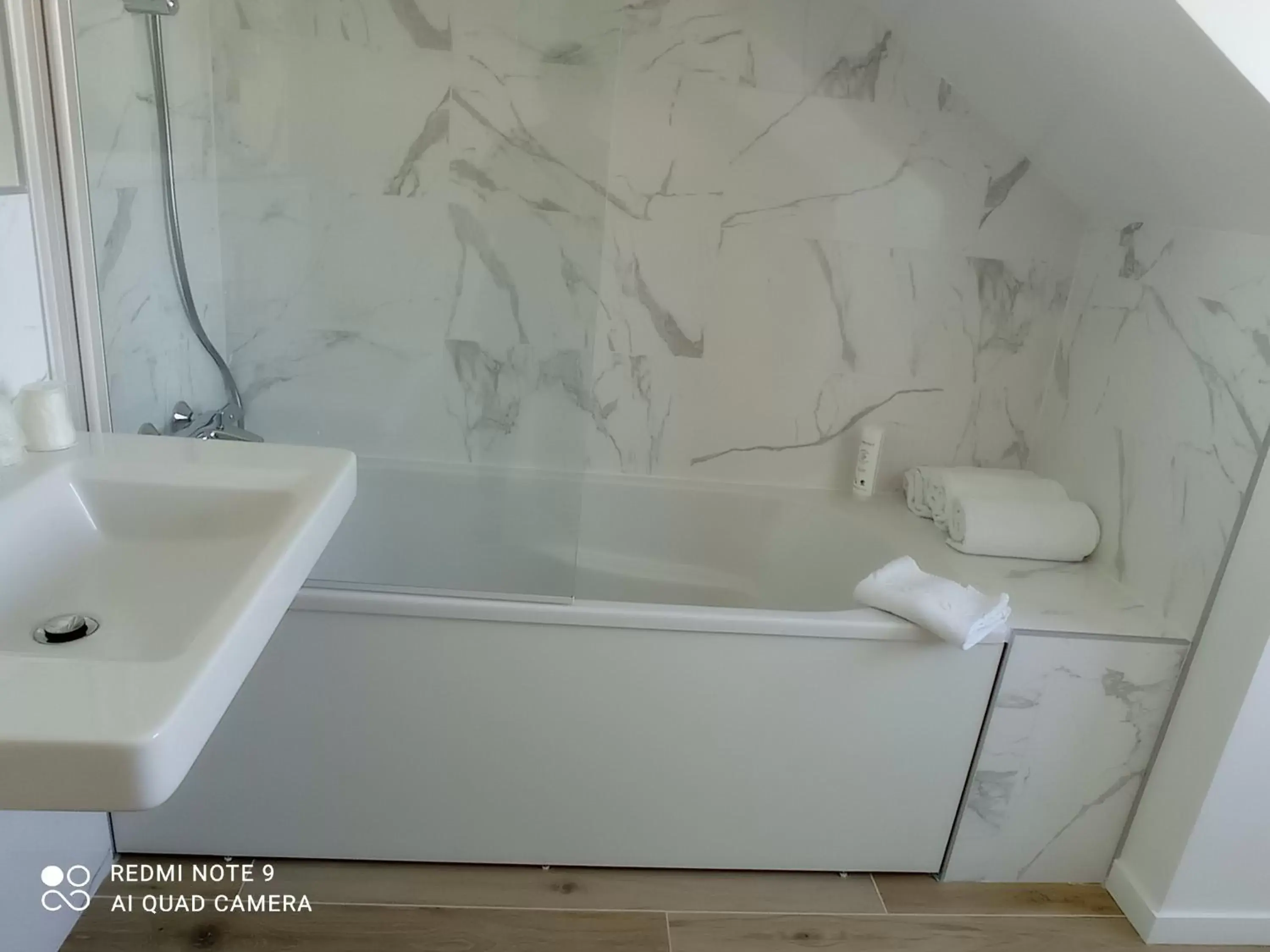 Bath, Bathroom in Kyriad Crepy En Valois