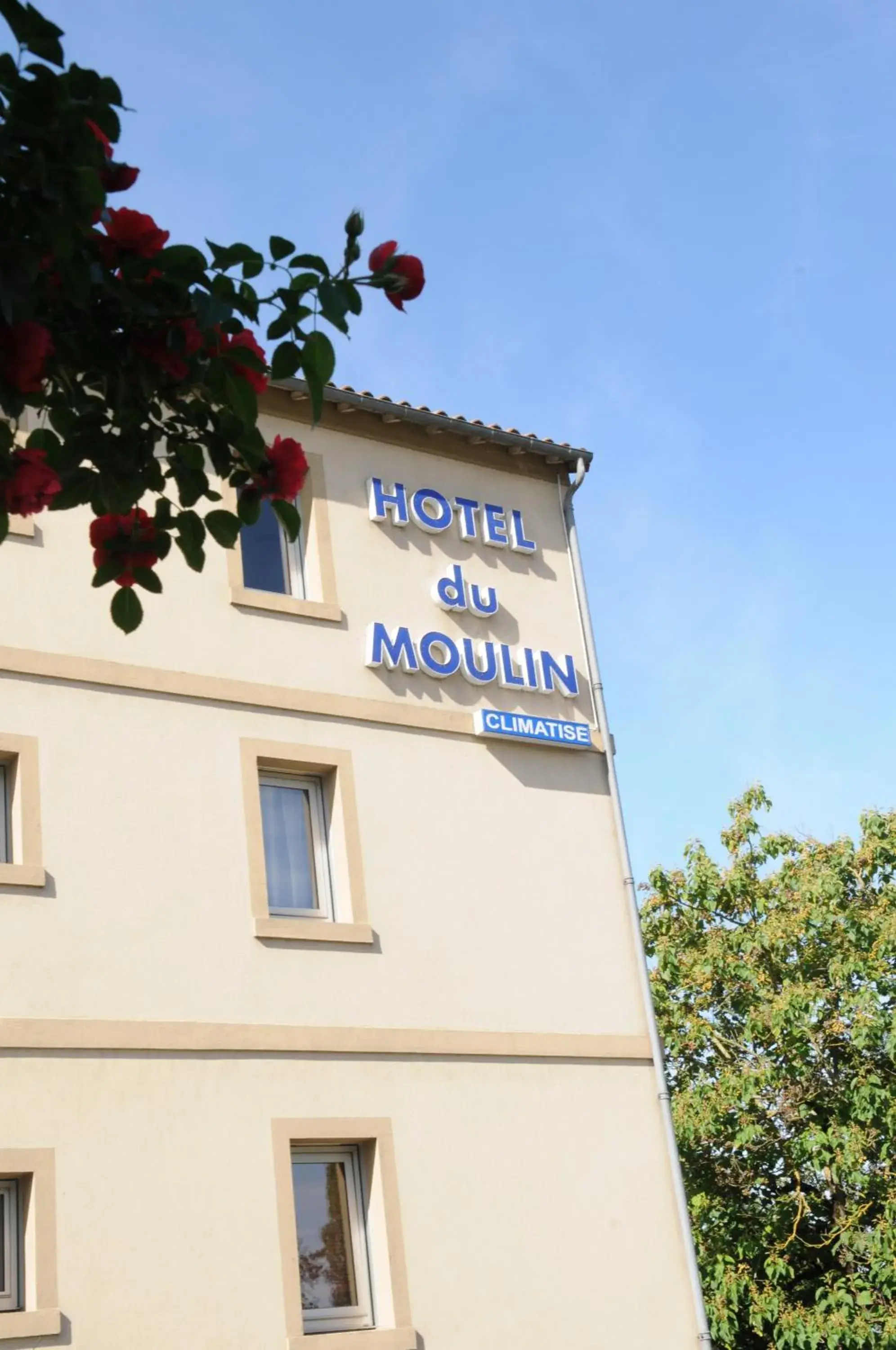 Day, Property Building in Hotel du Moulin