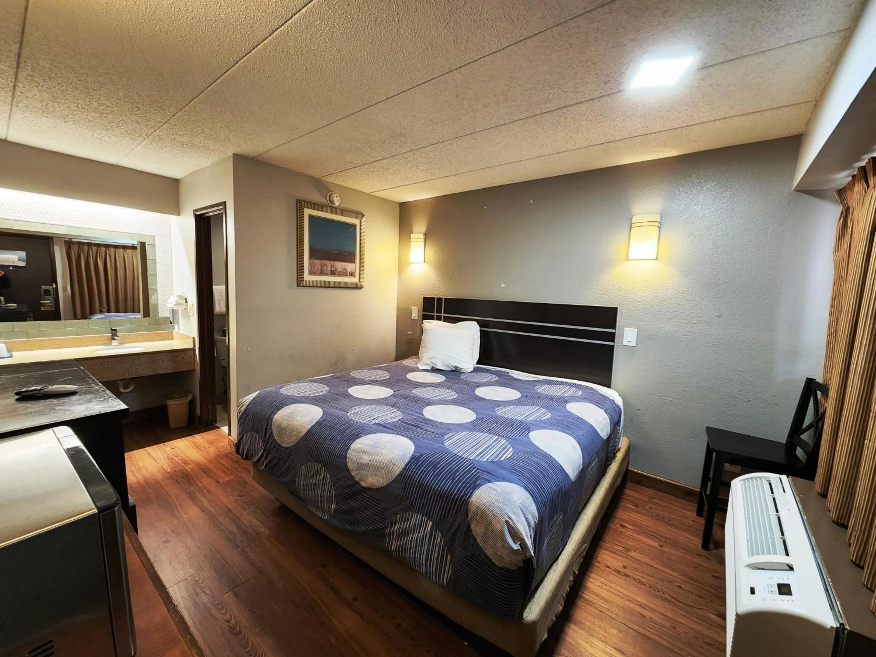 minibar, Bed in Americas Best Value Inn and Suites Little Rock