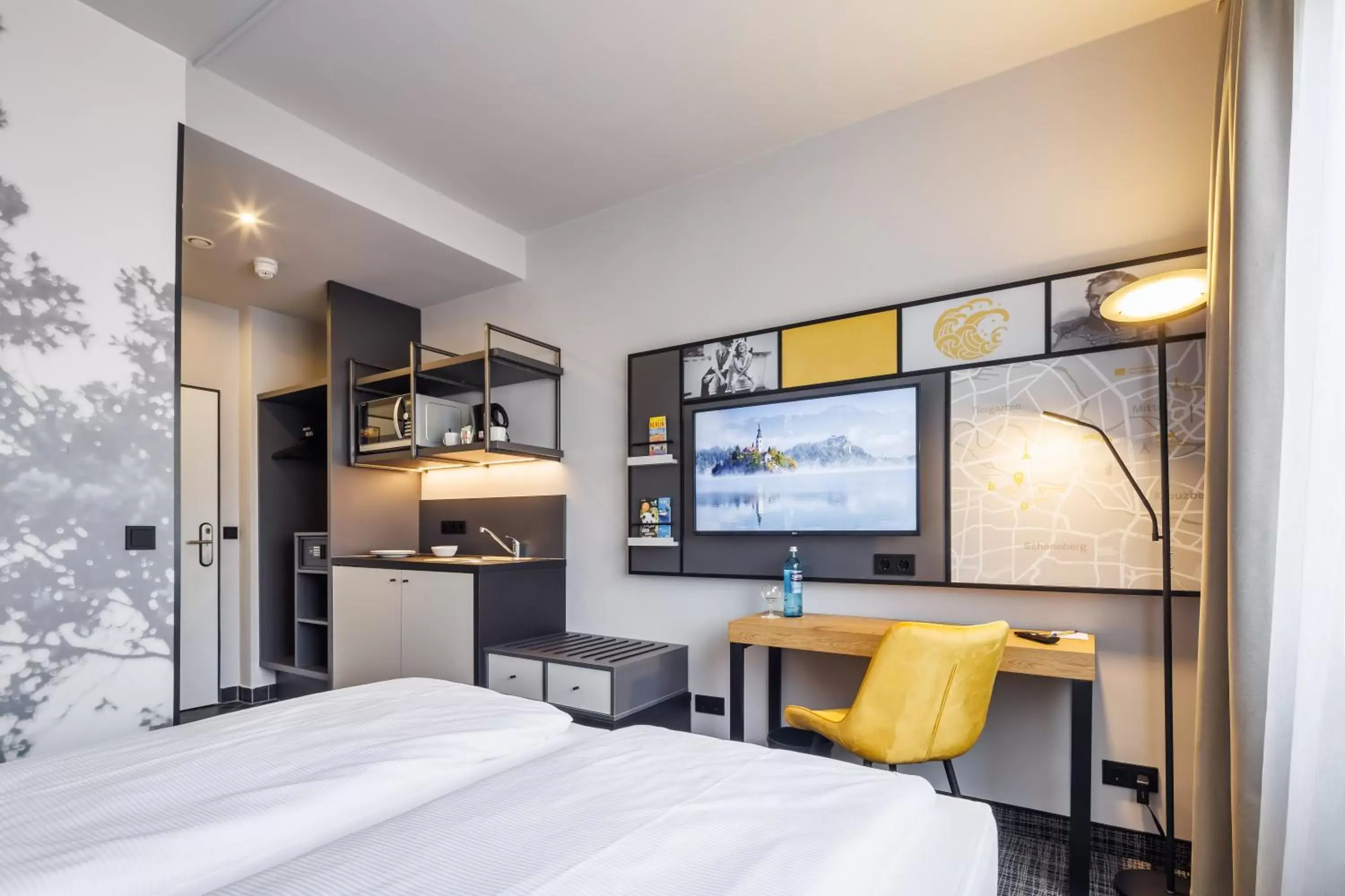 Bed in Hotel Lützow Bed in Hotel Lützow