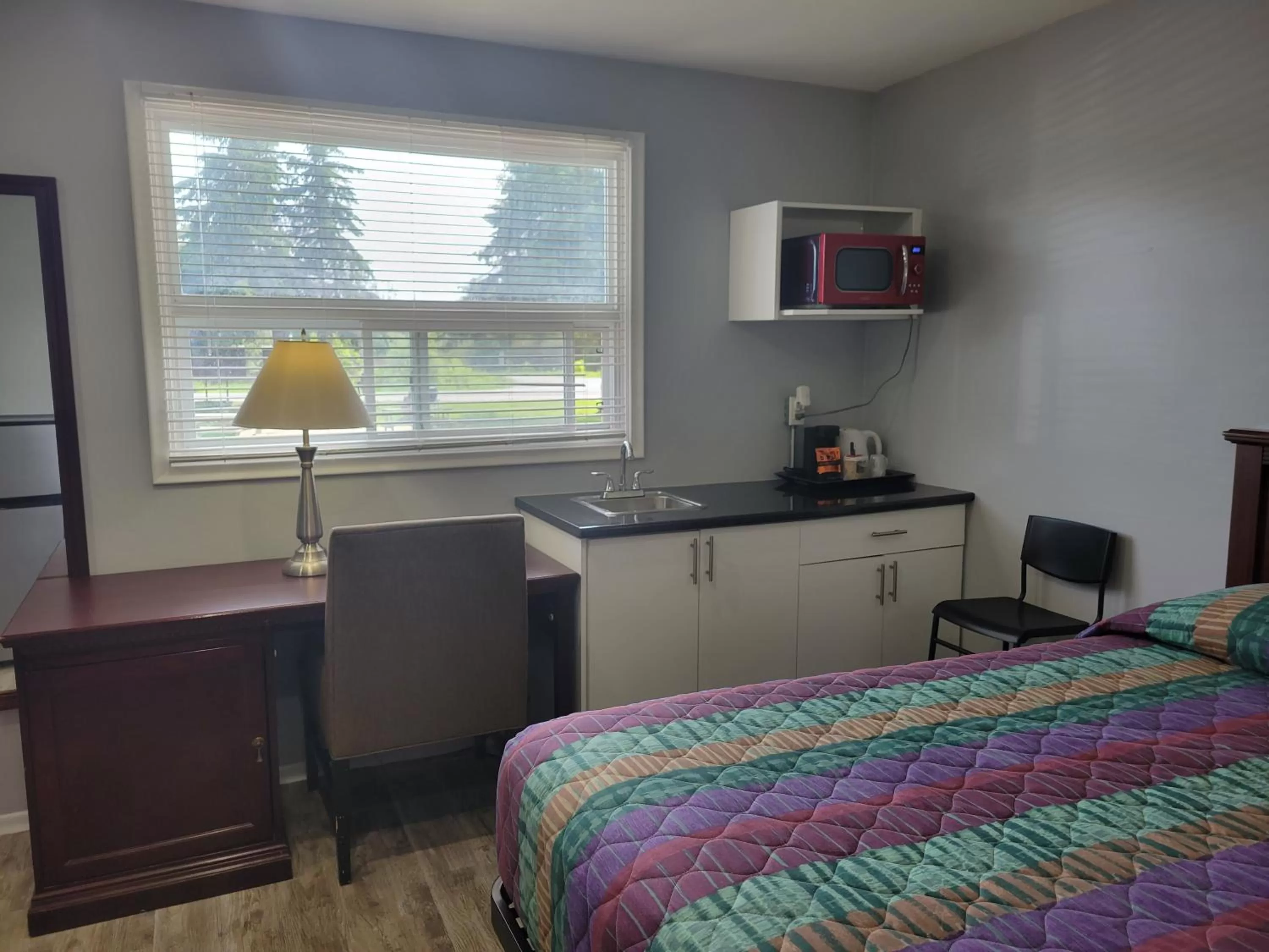 kitchen, Bed in Knights Inn Cobourg