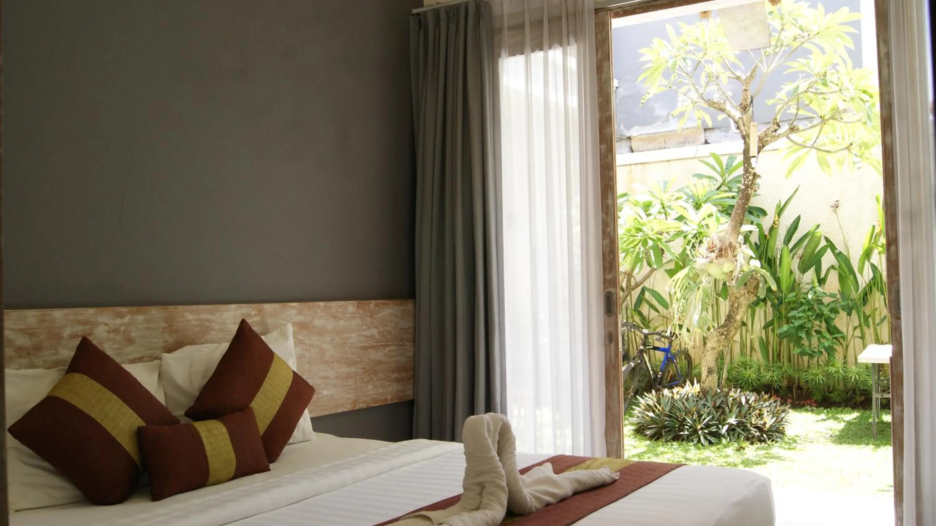 Bedroom, Bed in Sugiras Living