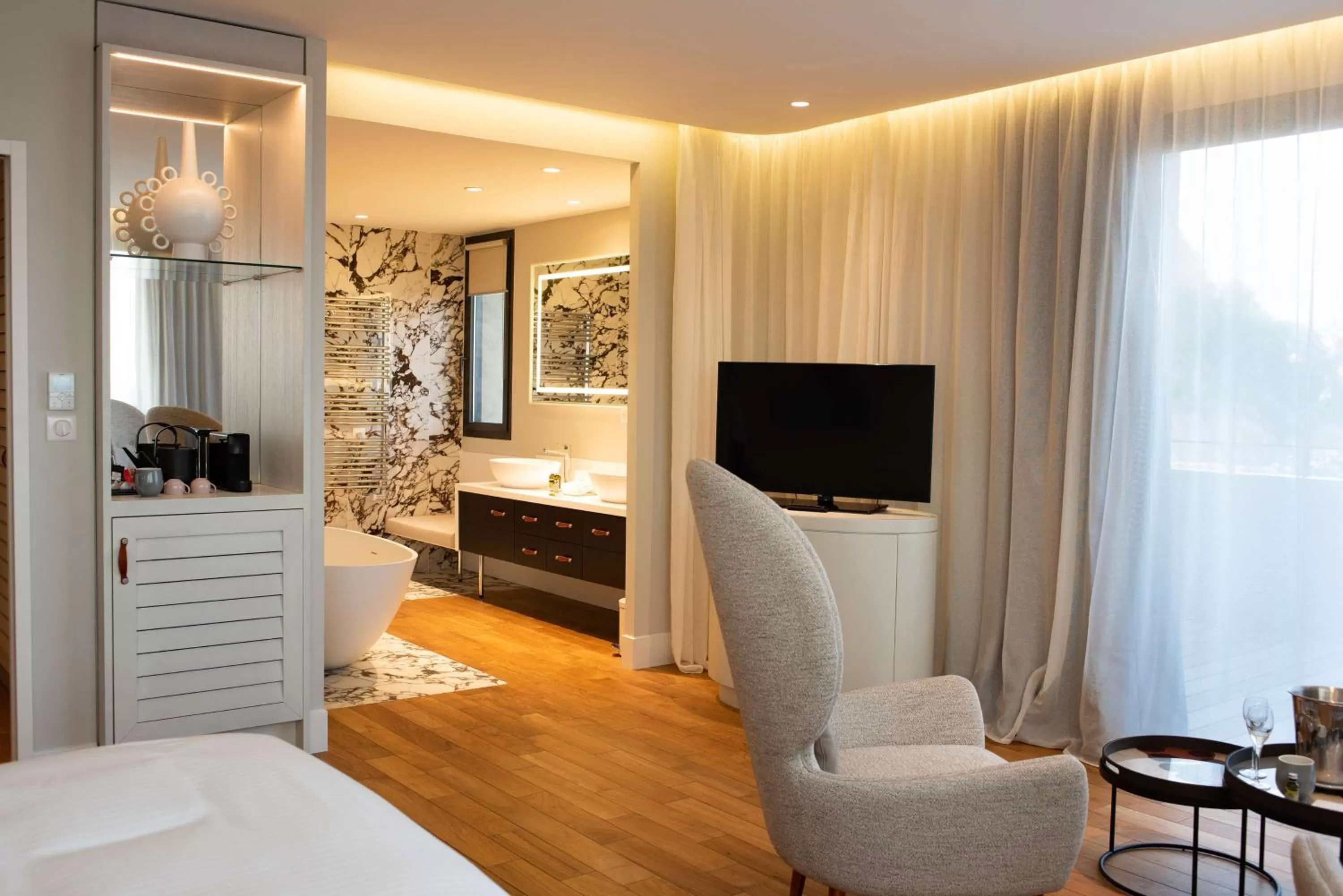 TV and multimedia, Bed in Eden Rose Grand Hotel BW Premier Collection