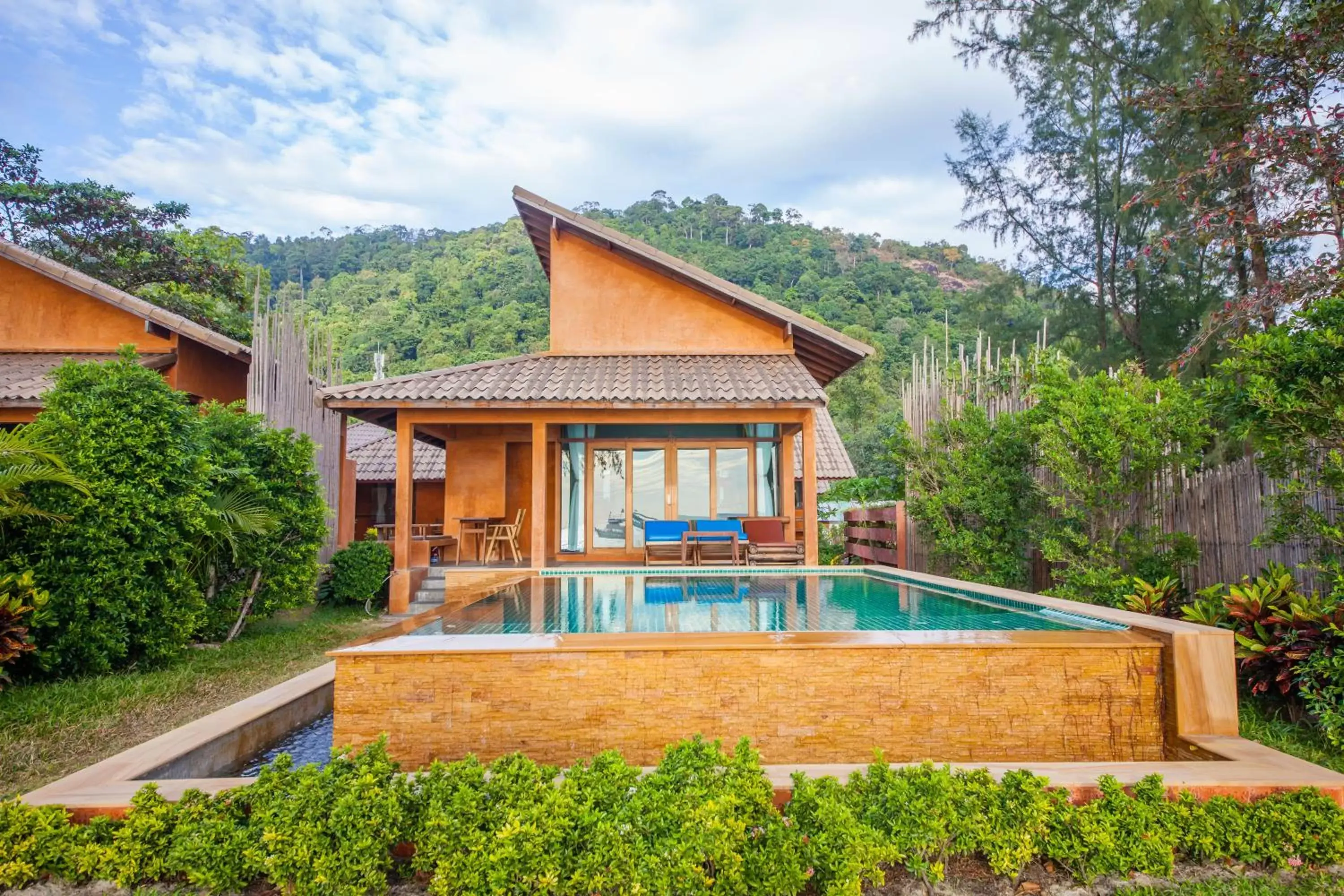 Property building, Swimming Pool in Flora I Talay