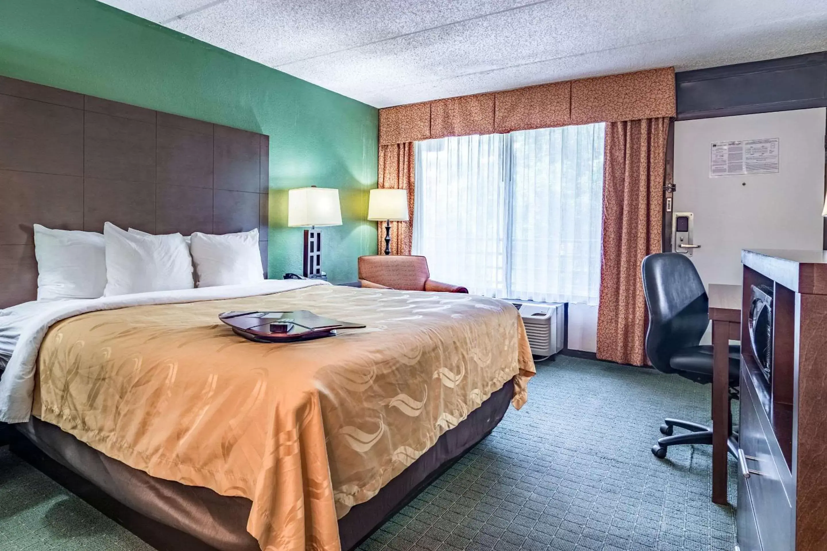 Photo of the whole room, Bed in Quality Inn Columbus