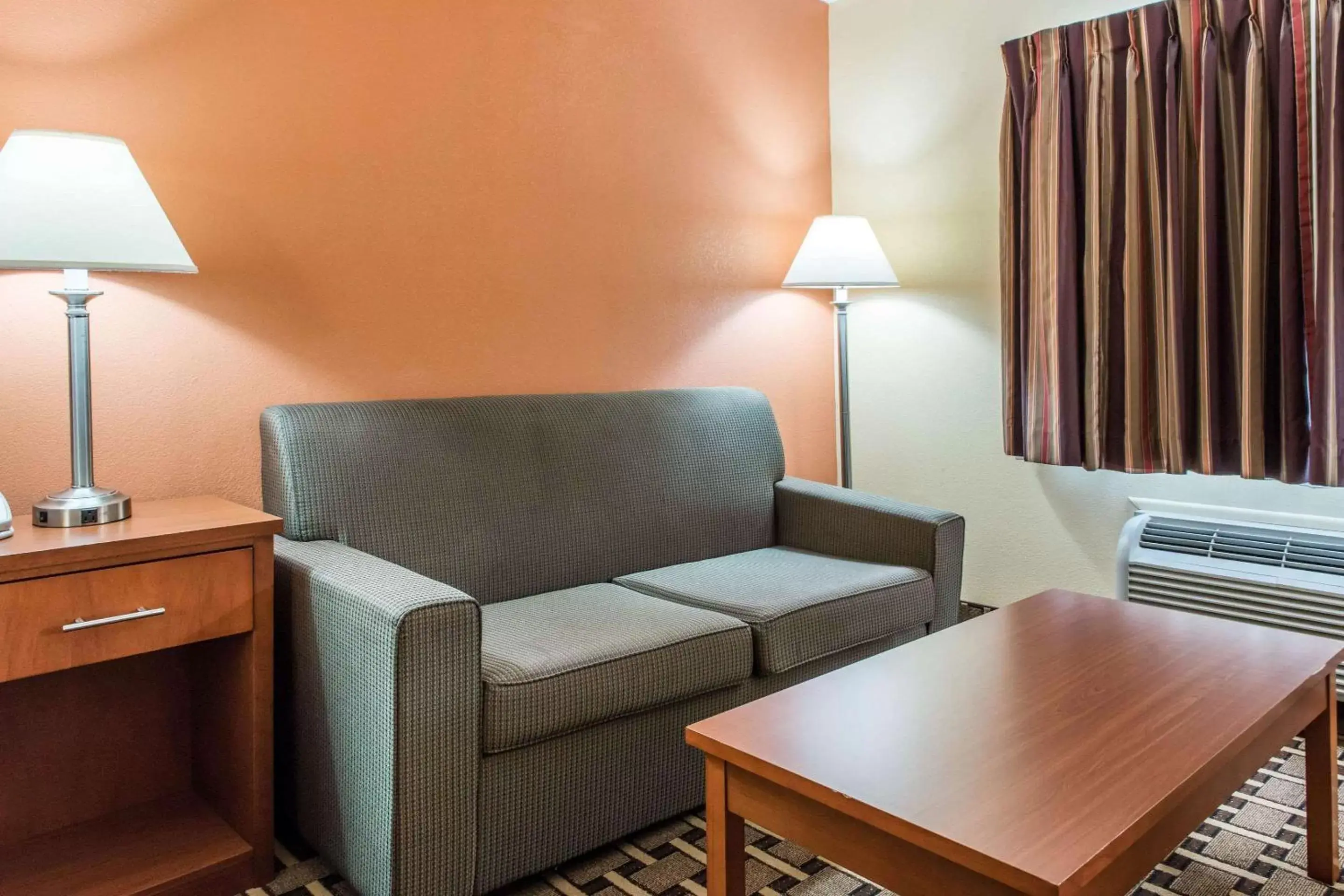 Photo of the whole room, Seating Area in Quality Inn Ashland