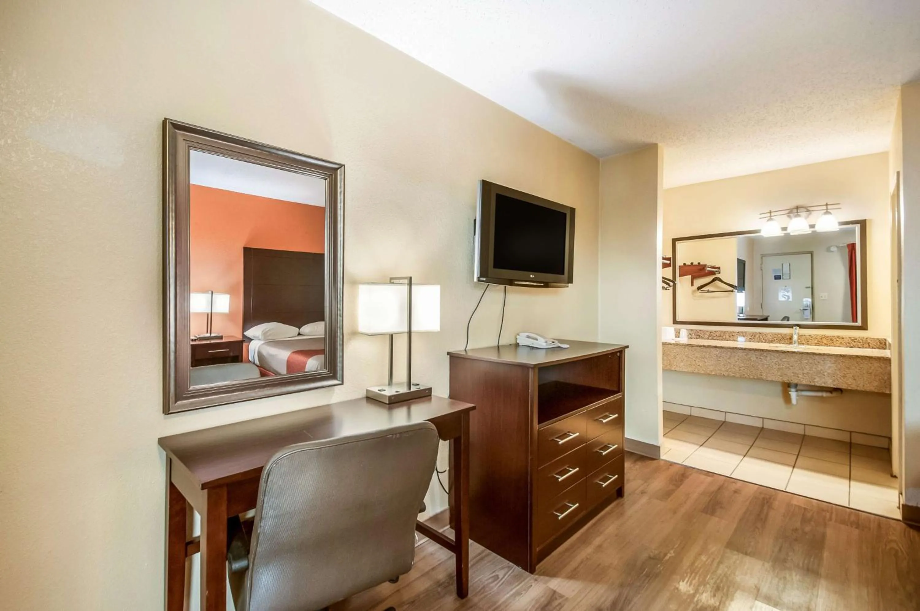 TV and multimedia in Motel 6-Washington, DC - Convention Center