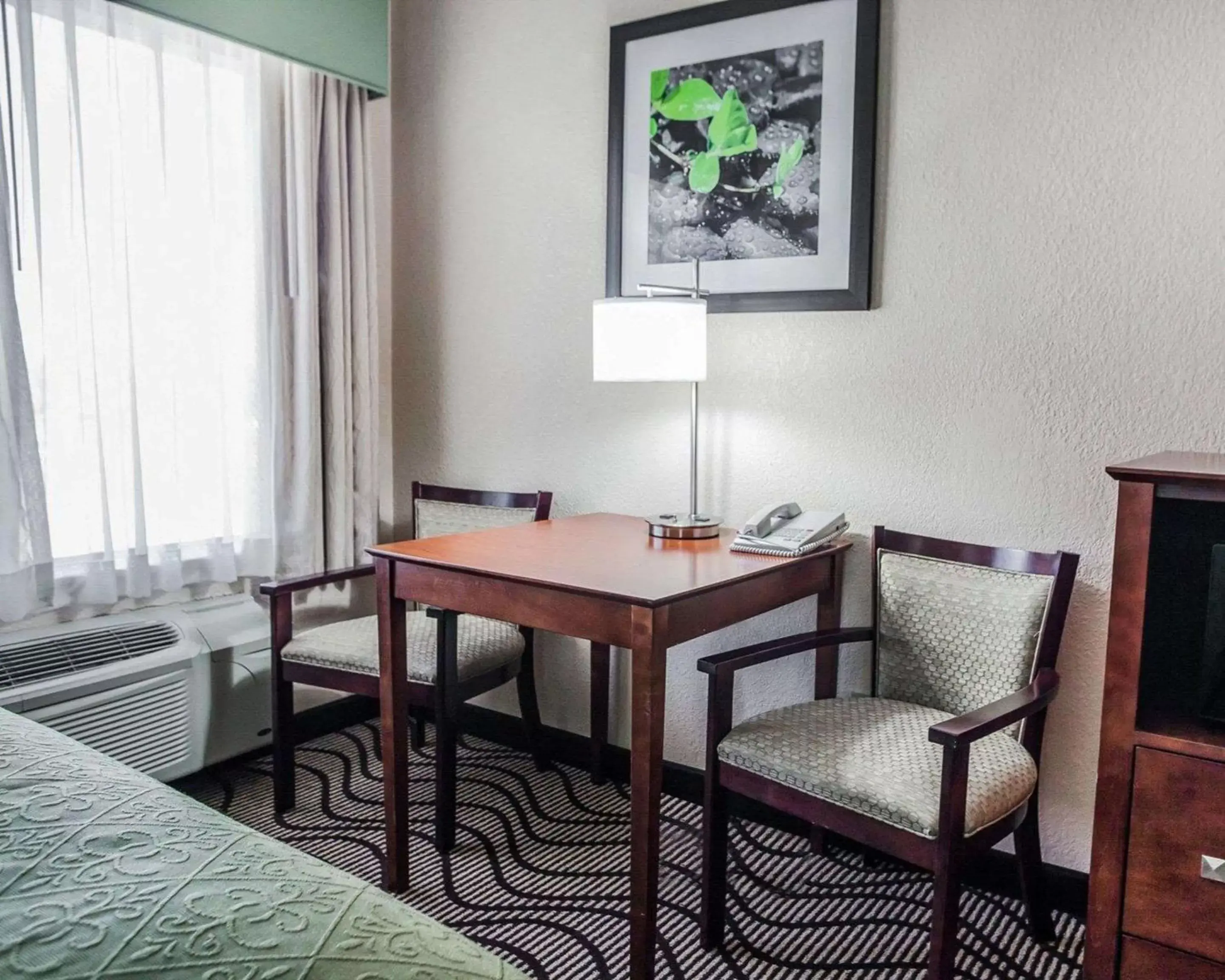 Photo of the whole room, Seating Area in Quality Inn & Suites Altoona - Des Moines